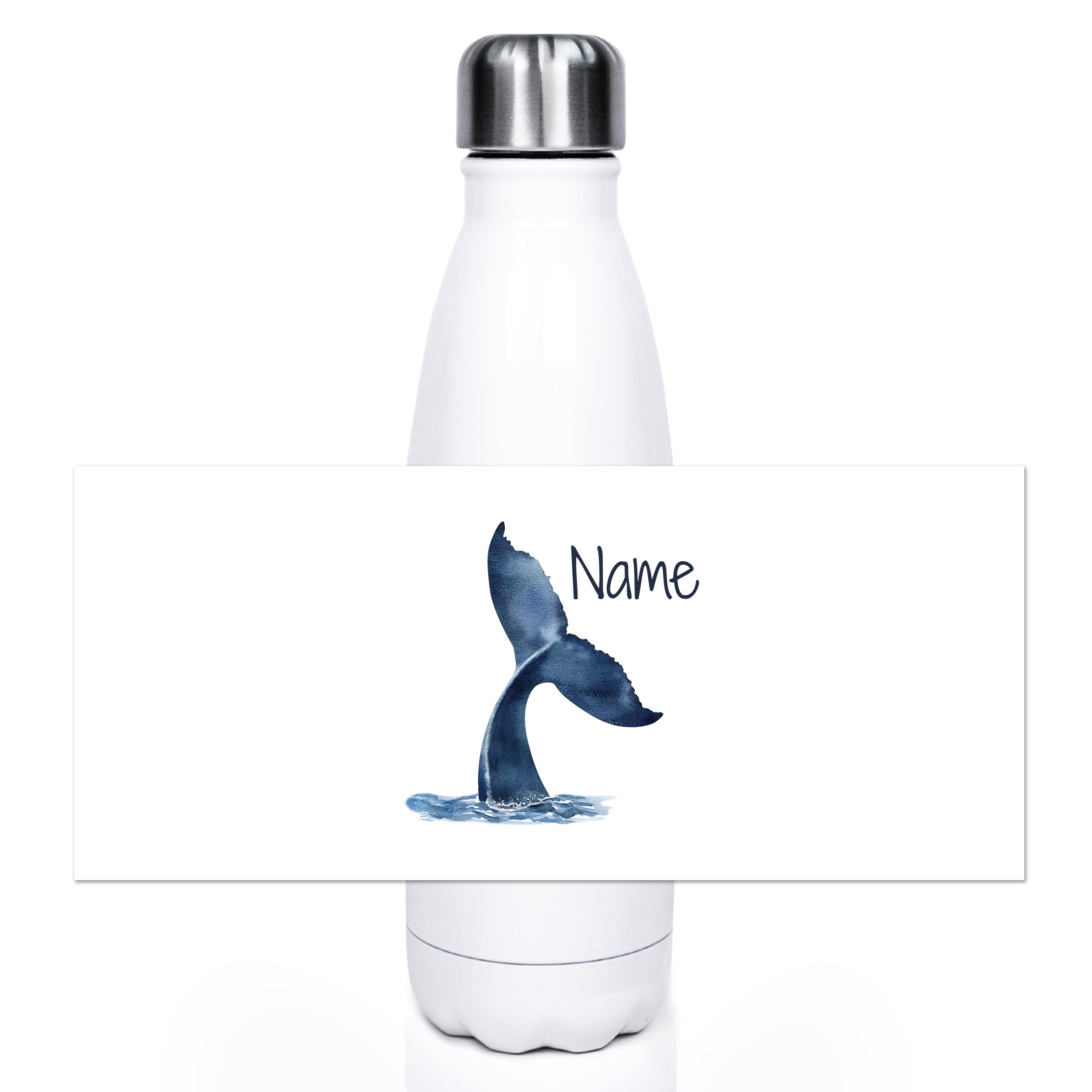 Weiße Wasserflasche mit blauer Walfluke und personalisiertem Namen.