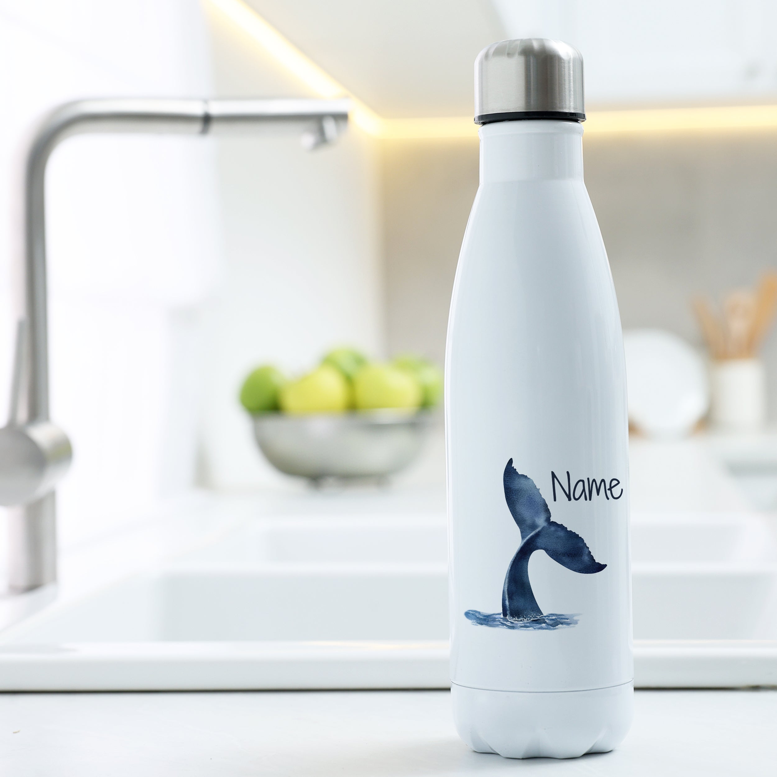 Weiße Wasserflasche mit blauer Walflosse und personalisiertem Namen.