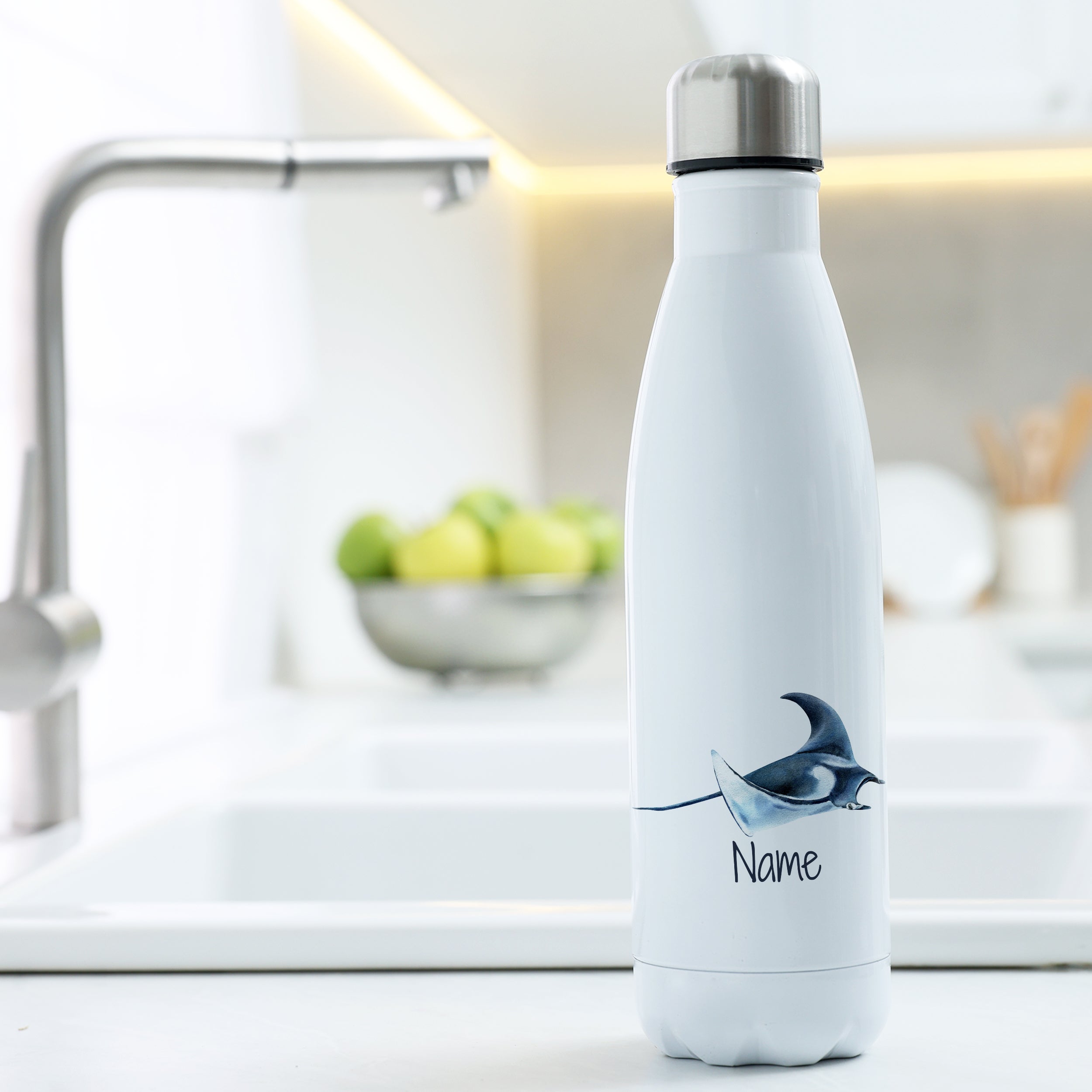 Weiße Edelstahl-Trinkflasche mit Manta-Rochen-Motiv.