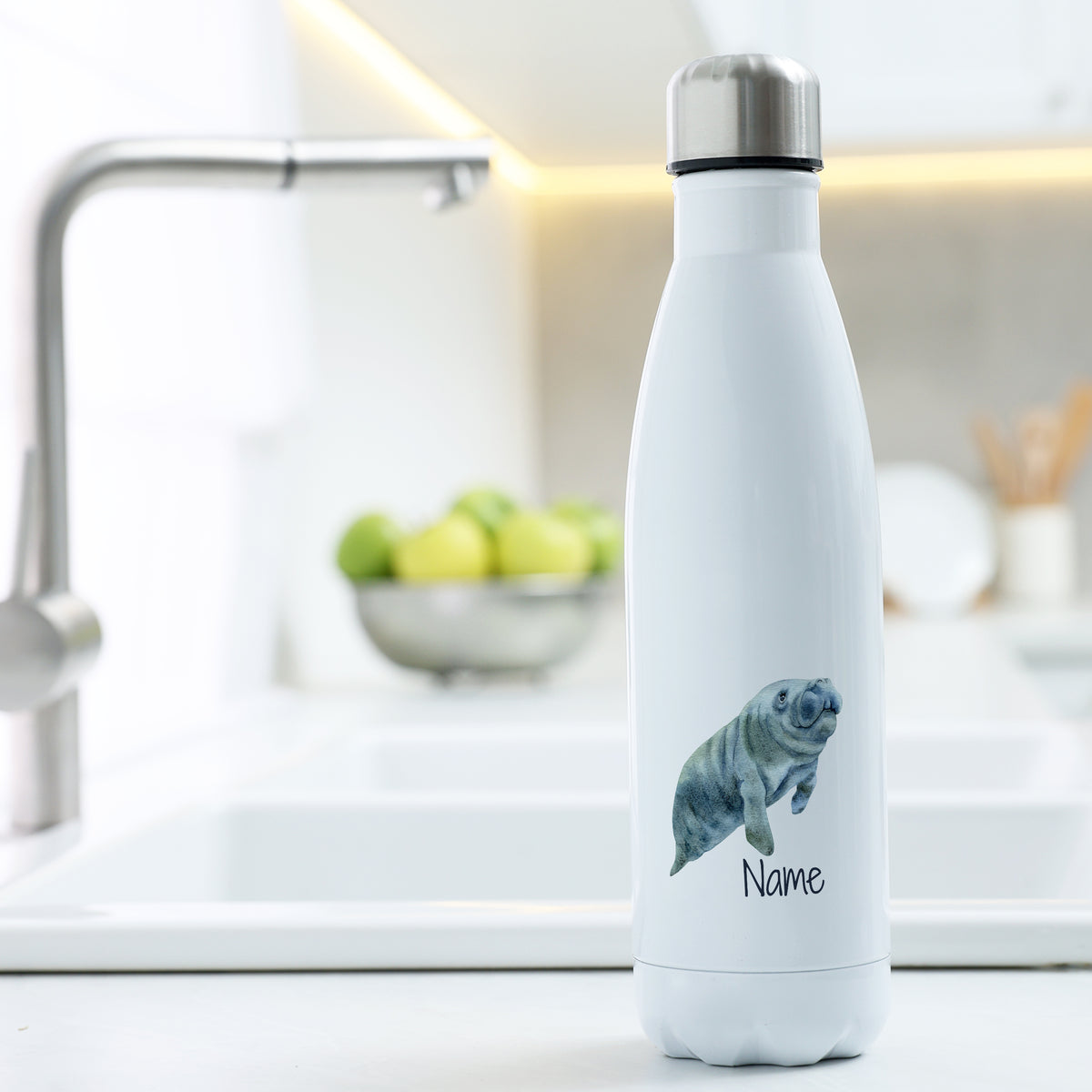 Weiße Edelstahl-Trinkflasche mit Manatee-Motiv und Namen.