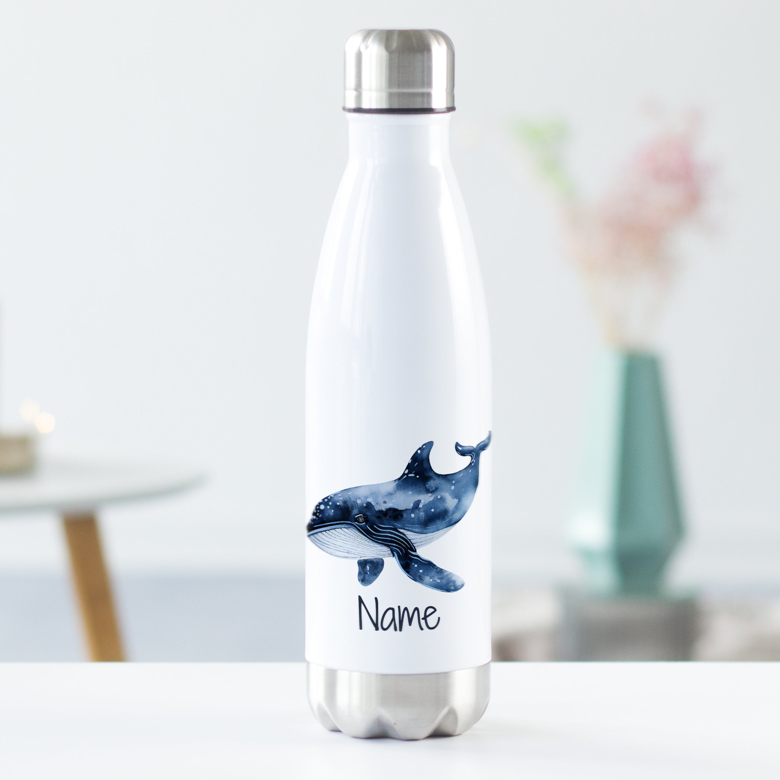Weiße Edelstahl-Trinkflasche mit Wal-Motiv und Namensfeld.