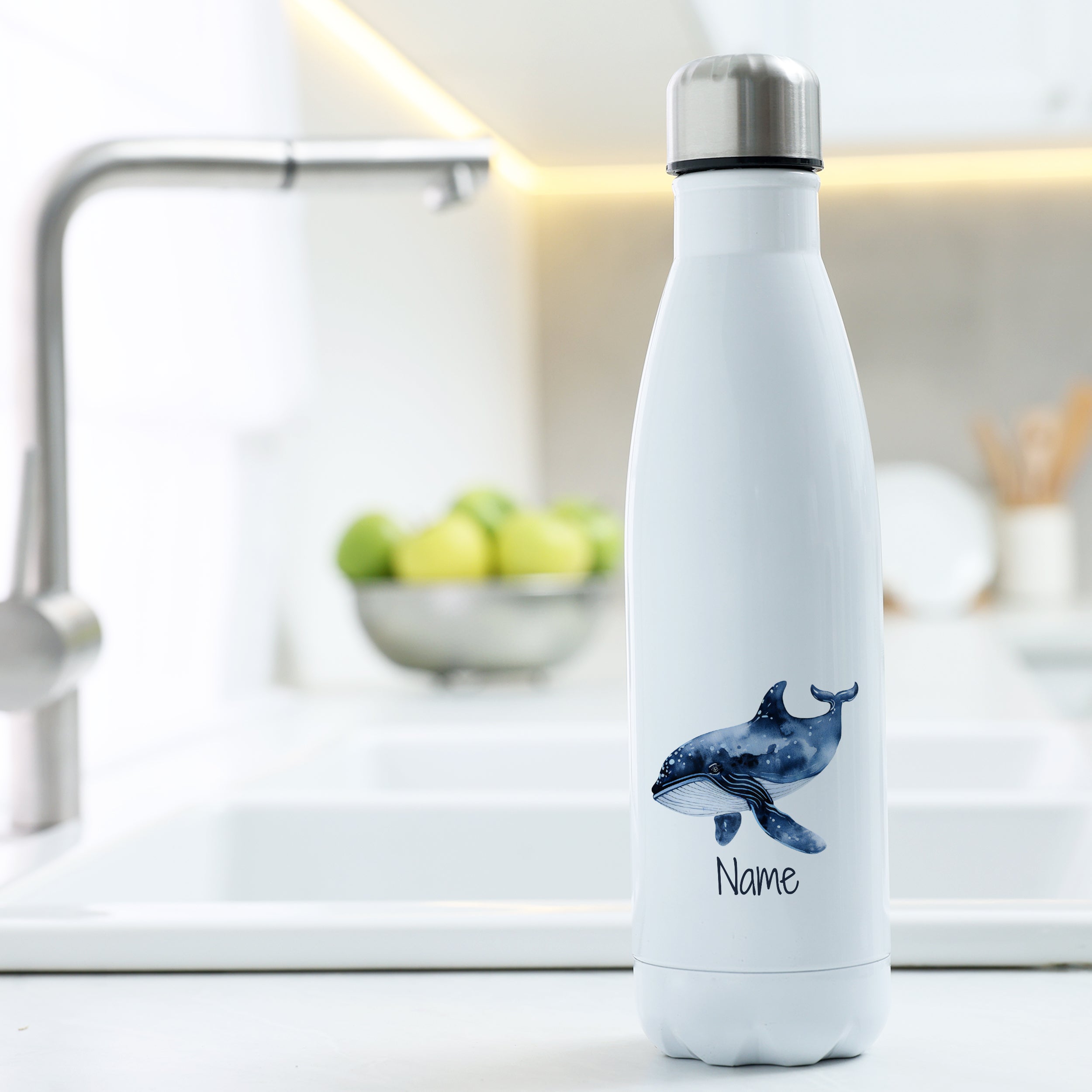 Weiße Wasserflasche mit Wal-Motiv und personalisierbarem Namen.