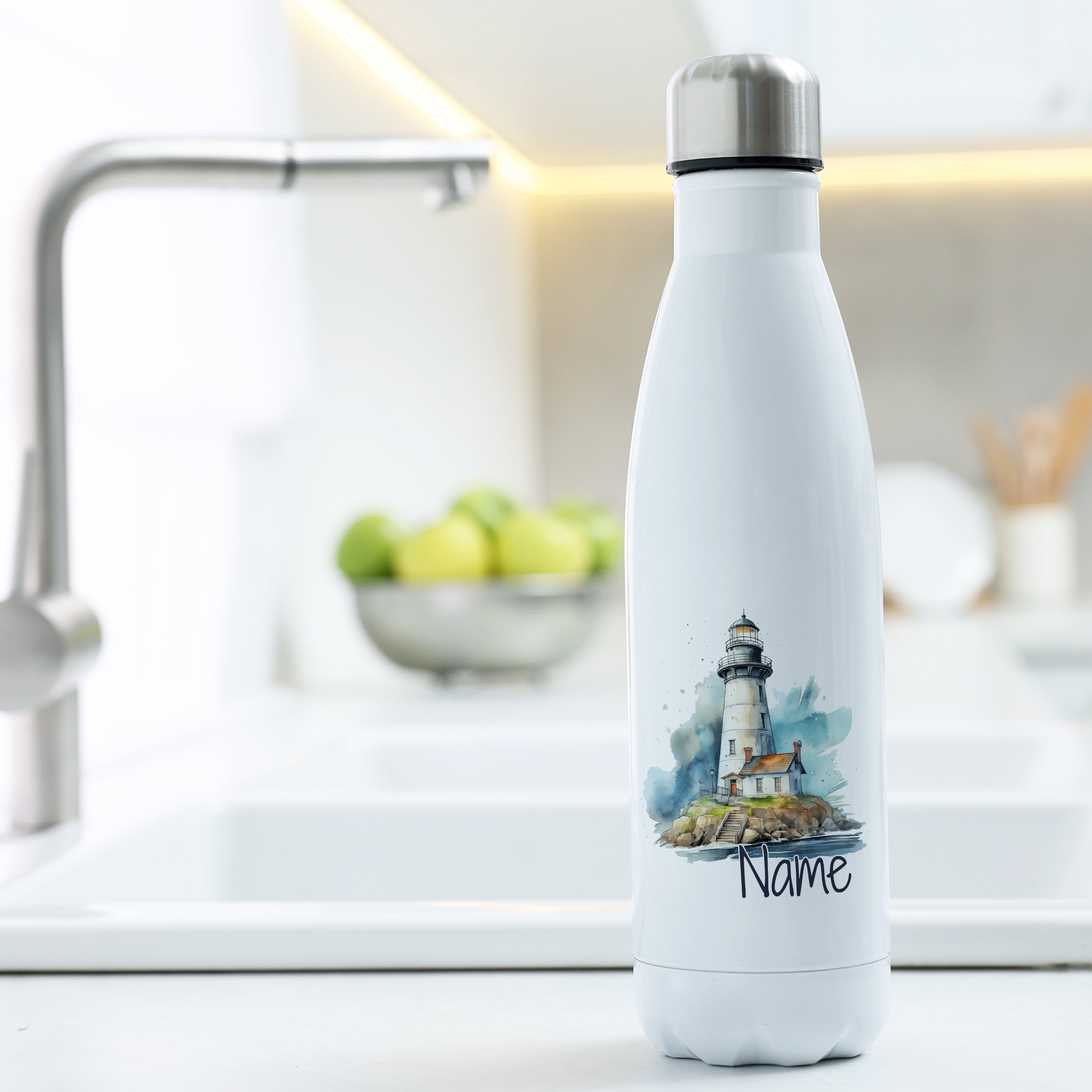 Weiße Edelstahl-Trinkflasche mit Leuchtturm-Motiv und personalisierbarem Namen.
