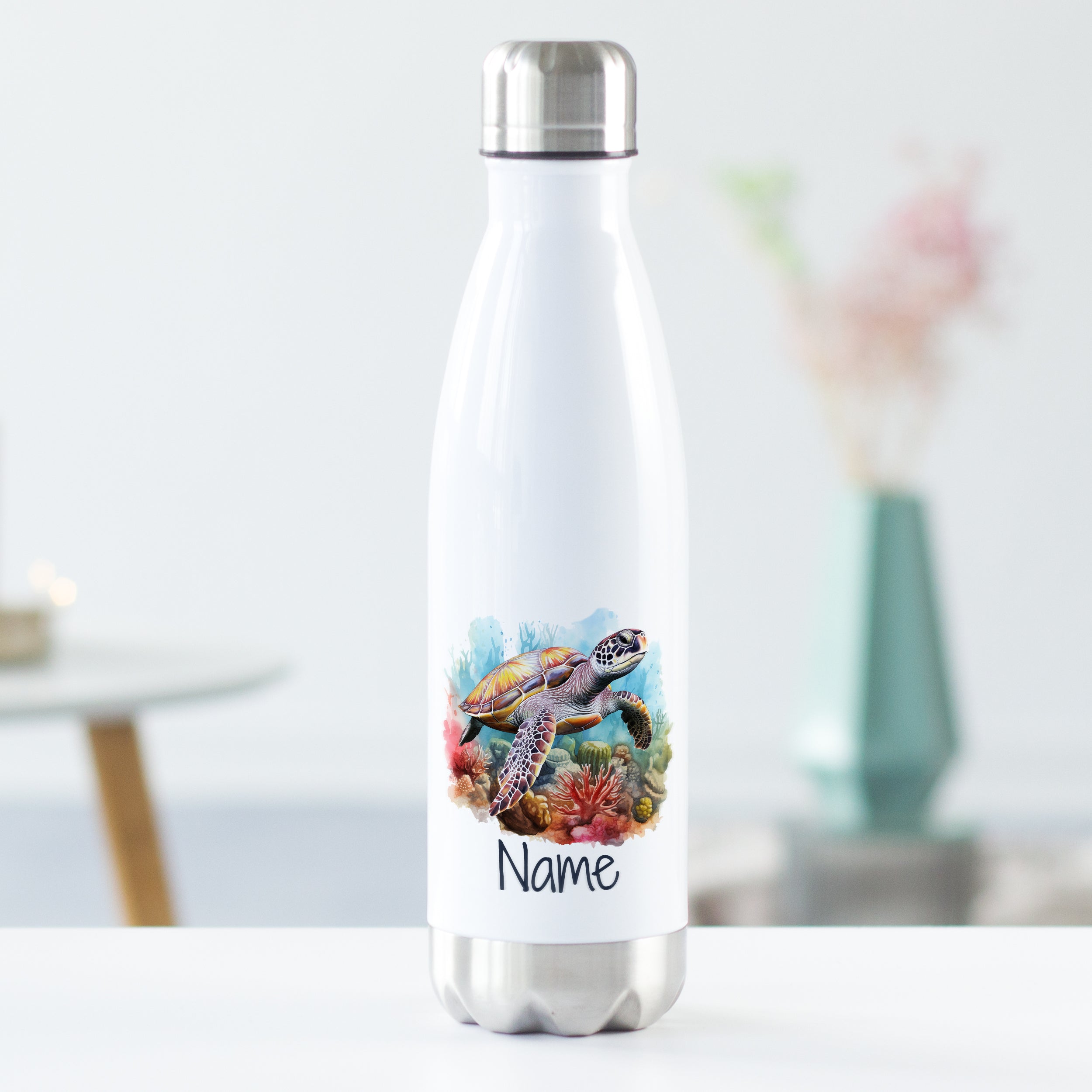Weiße Wasserflasche mit Meeresschildkröte und personalisierbarem Namen.