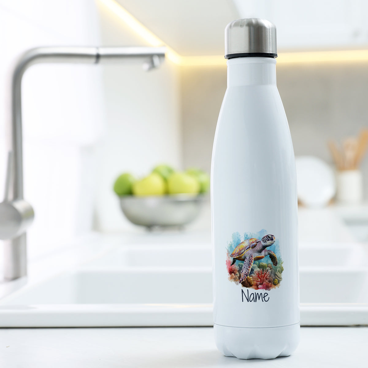 Weiße Edelstahl-Trinkflasche mit Schildkröten-Motiv und Namen.