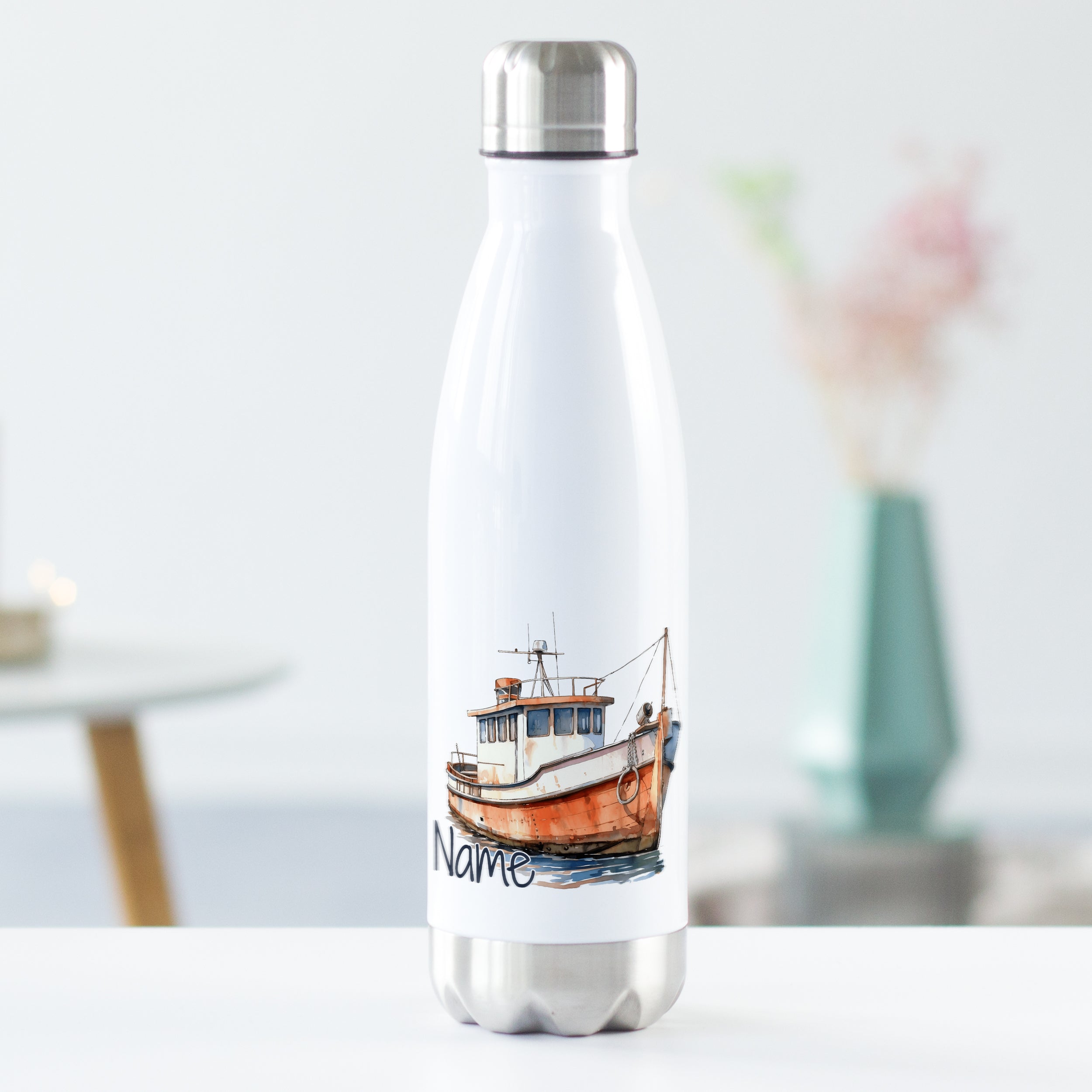Weiße Edelstahl-Trinkflasche mit Boot-Motiv und personalisierbarem Namen.