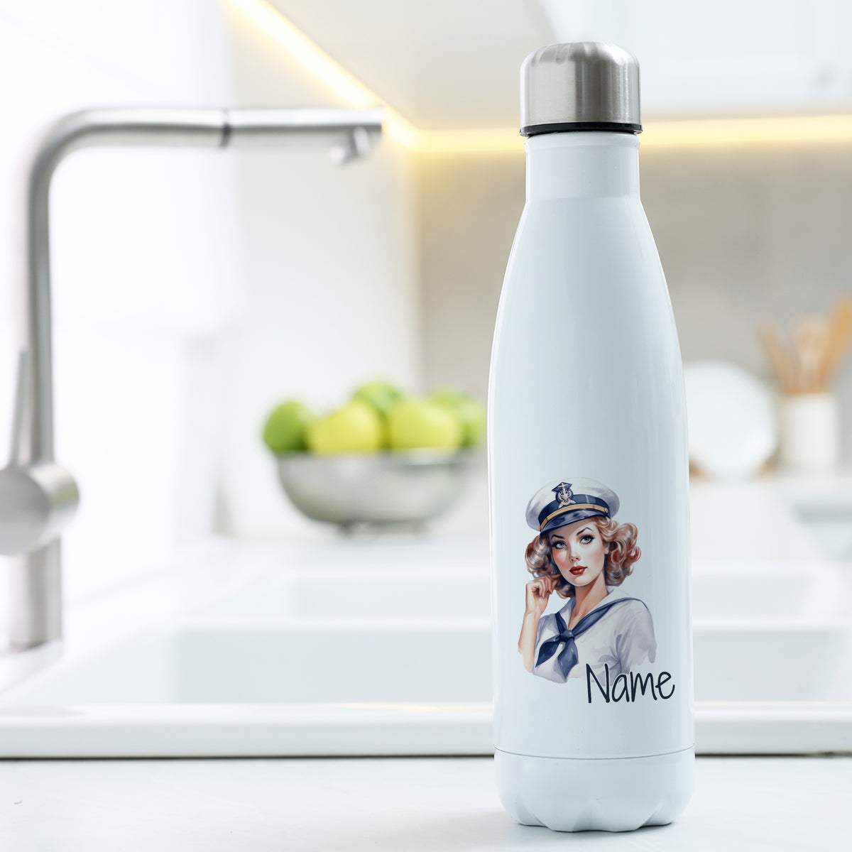 Weiße Trinkflasche mit maritimem Design und personalisierbarem Namen.