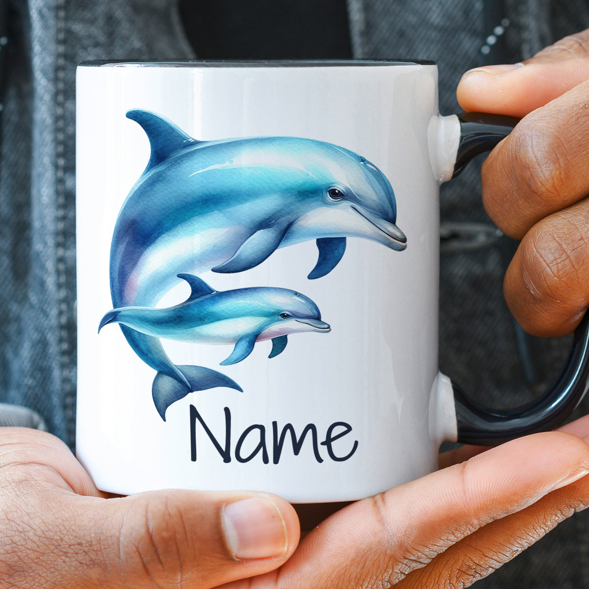 Tasse mit blauen Delfinen und personalisiertem Namen.