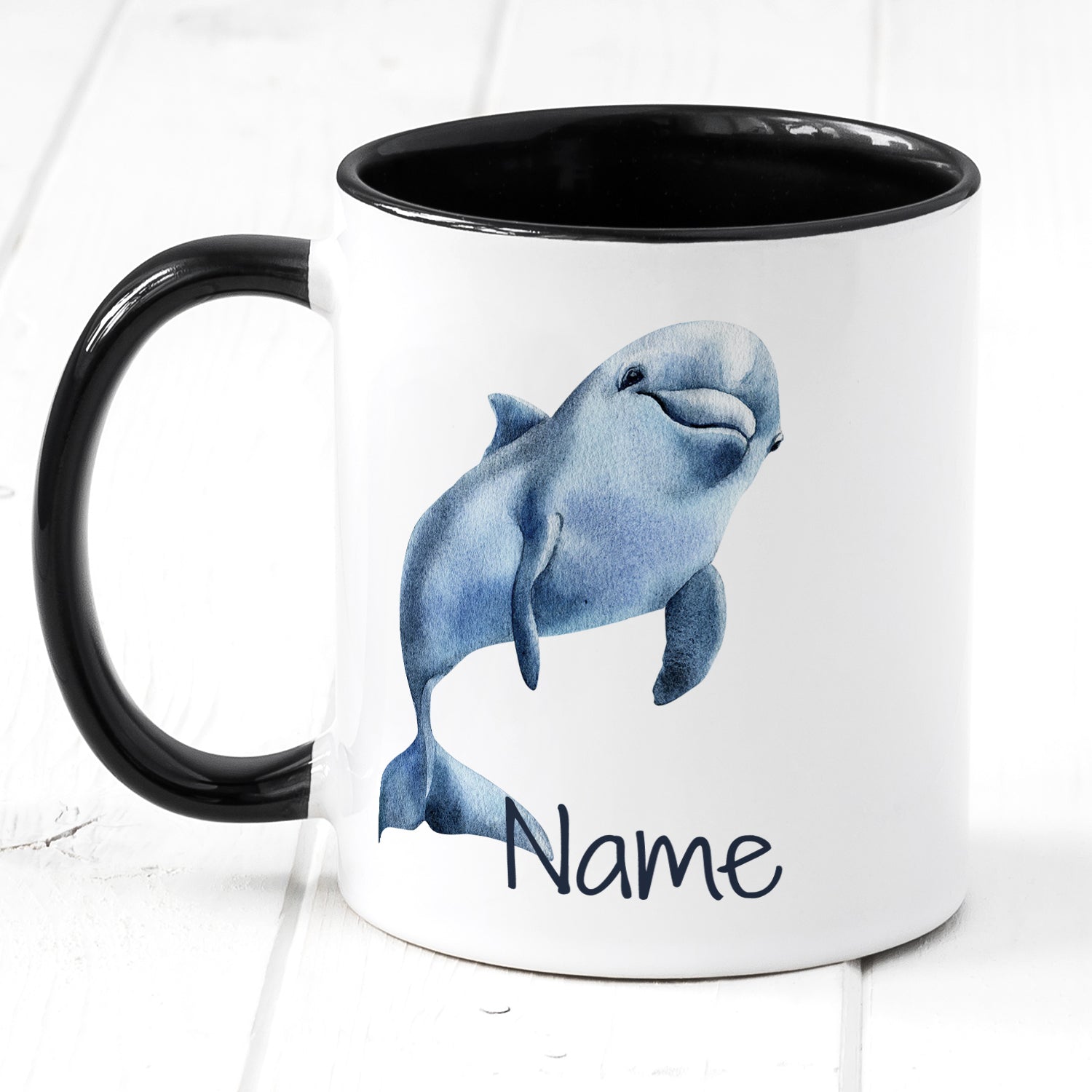 Tasse mit blauem Delphin und schwarzem Henkel, personalisierbar.
