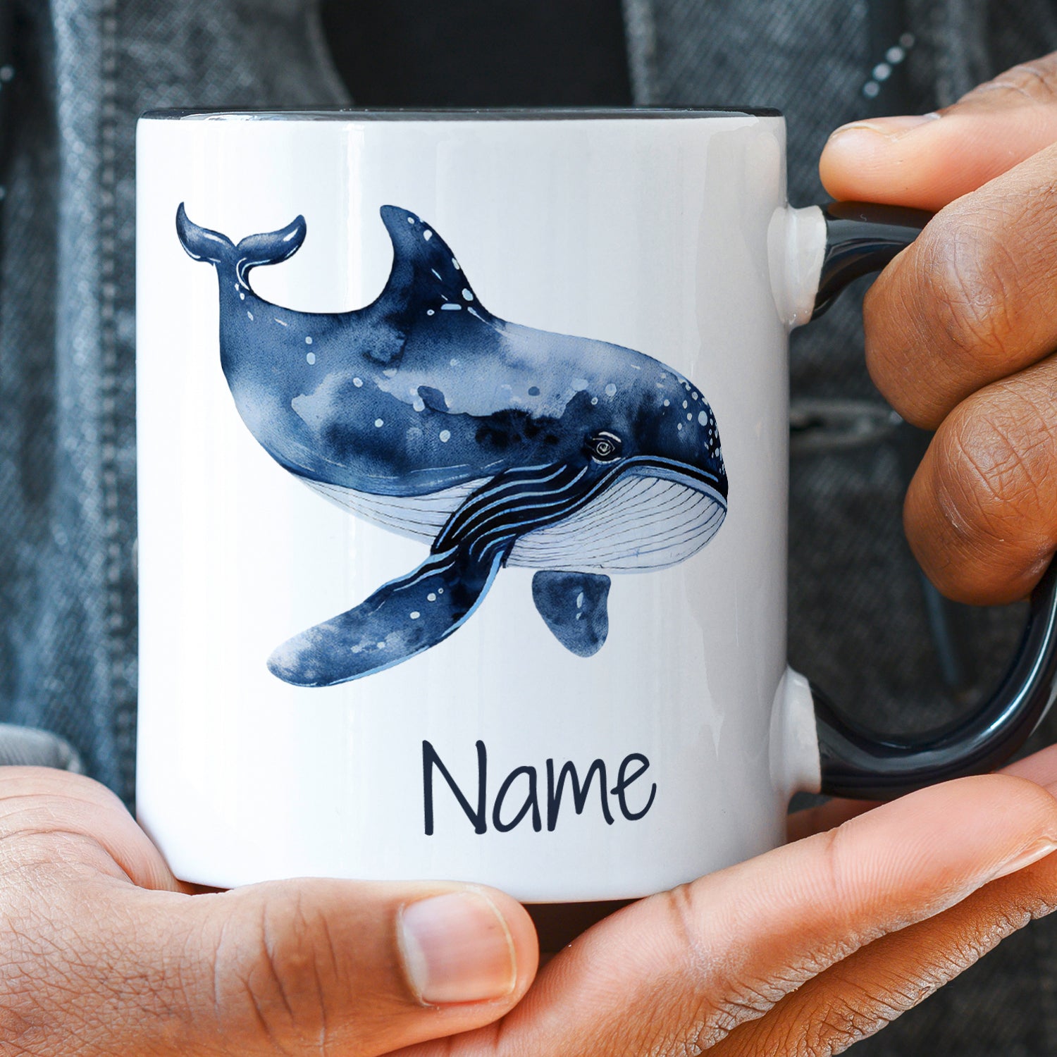 Tasse mit blauer Wal-Illustration und personalisierbarem Namen.