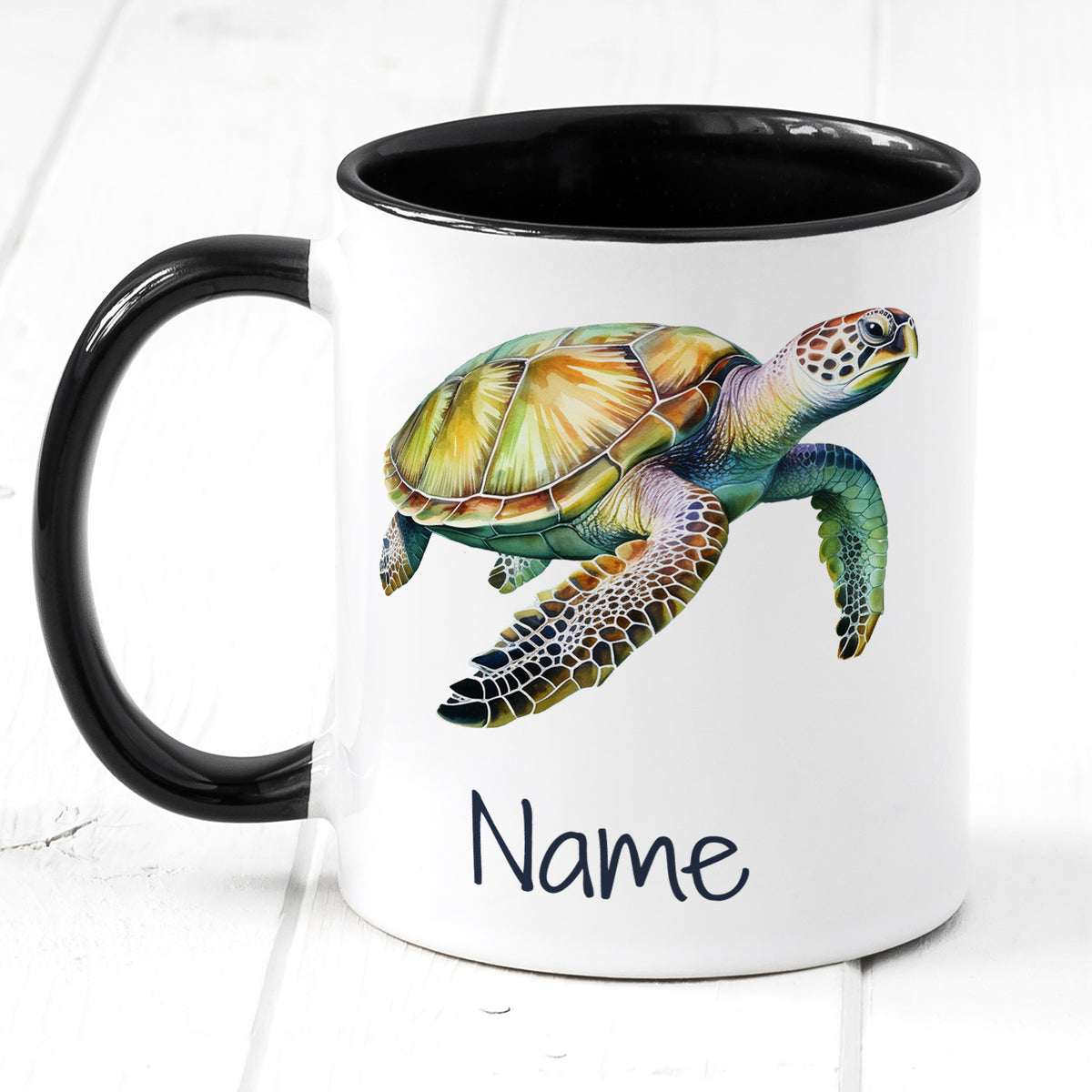 Tasse mit Meeresschildkröte, schwarz-weißer Henkel, personalisierbar.