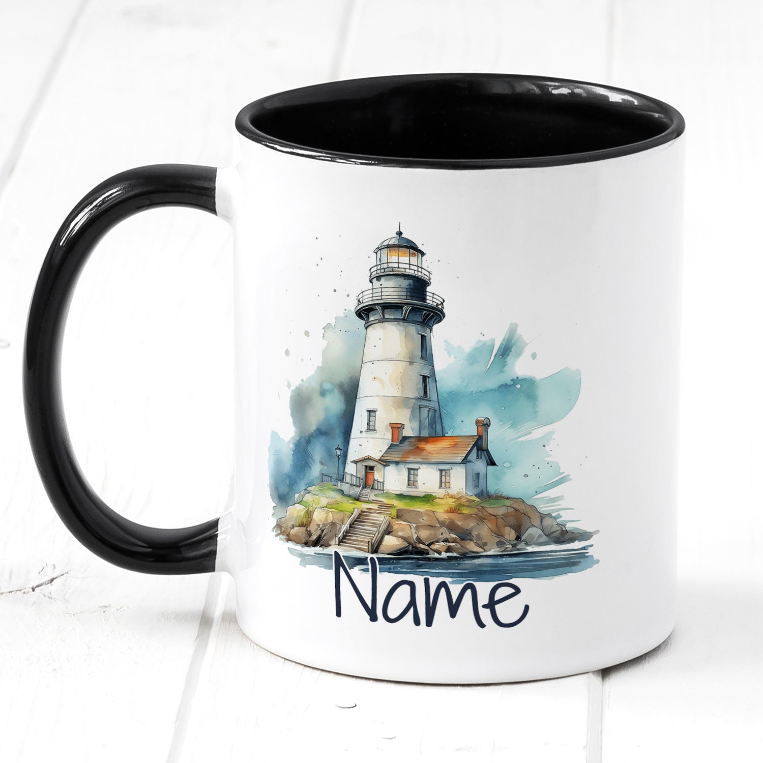 Weißer Kaffeebecher mit schwarzem Henkel und Leuchtturm-Motiv.