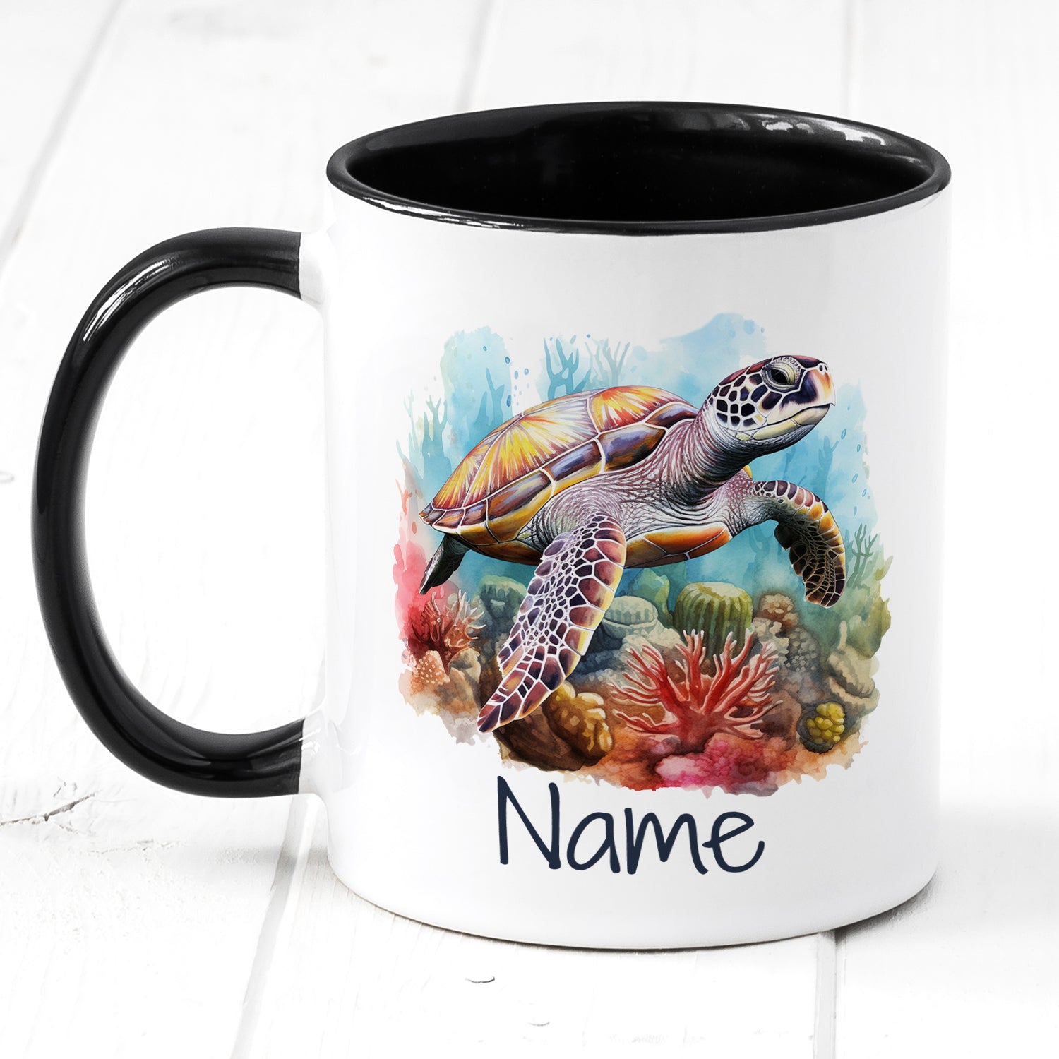Tasse mit Meeresschildkröte und buntem Korallenmotiv, schwarz-weißer Henkel.