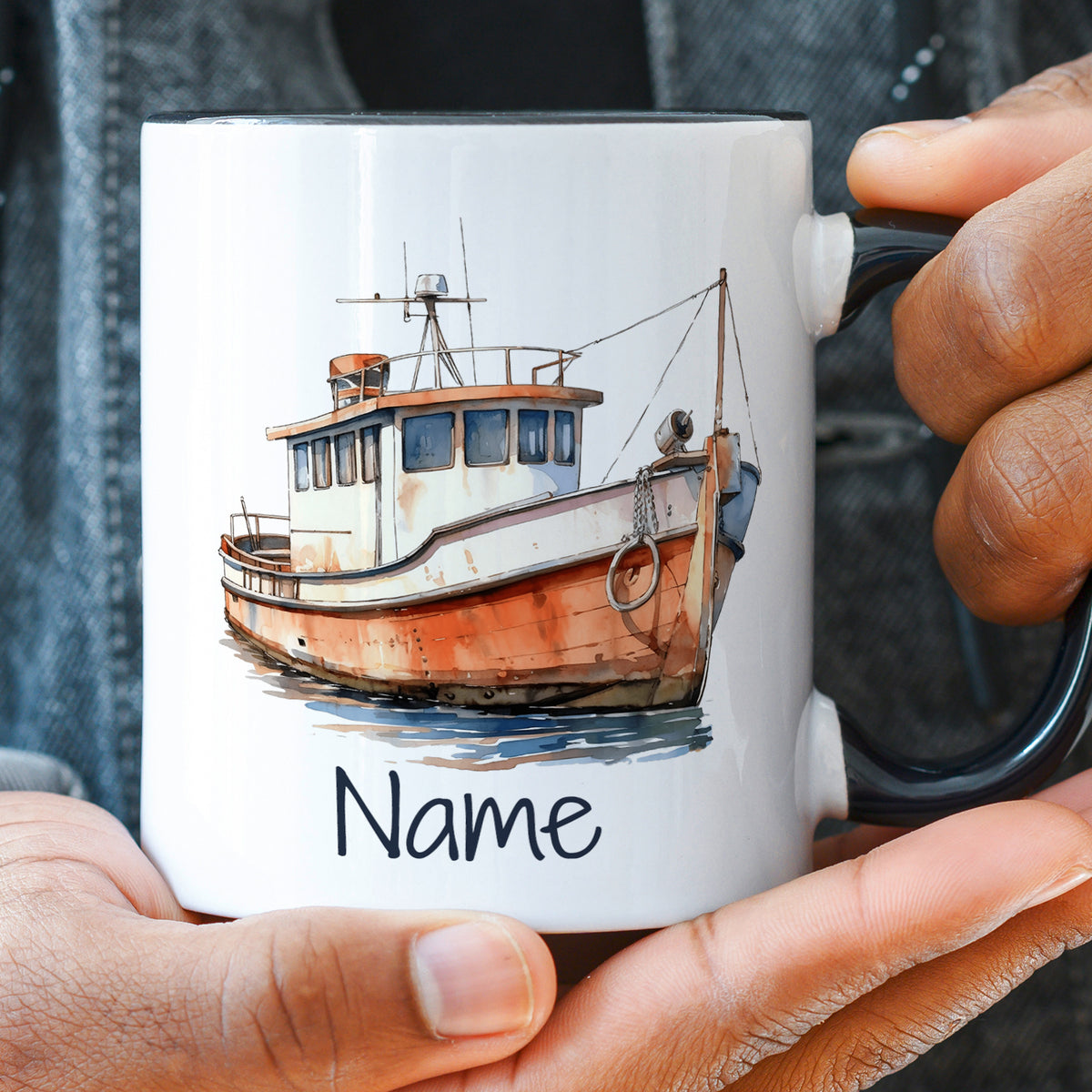 Weißer Becher mit einem Boot und personalisiertem Namen.