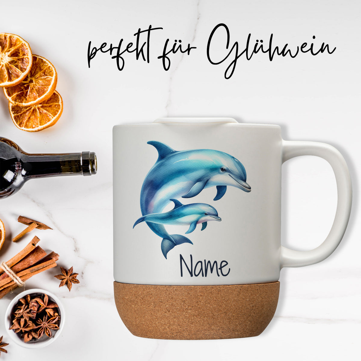 Tasse mit Delfin-Motiv und Korkboden, personalisierbar.