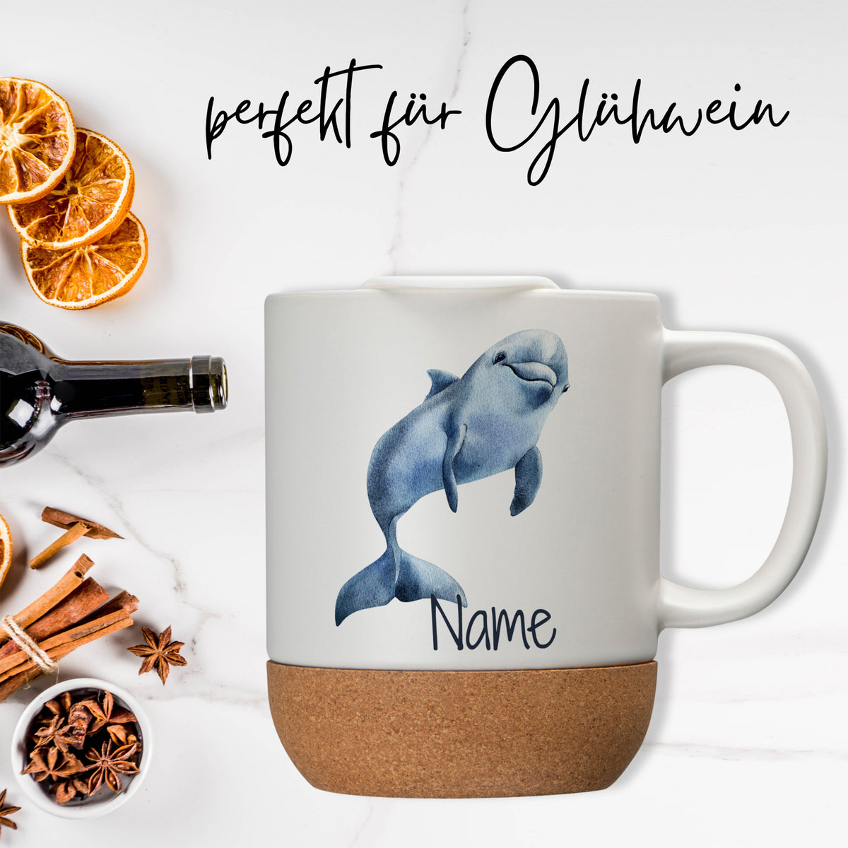 Tasse mit Delphin-Motiv und Korkboden, personalisierbar.