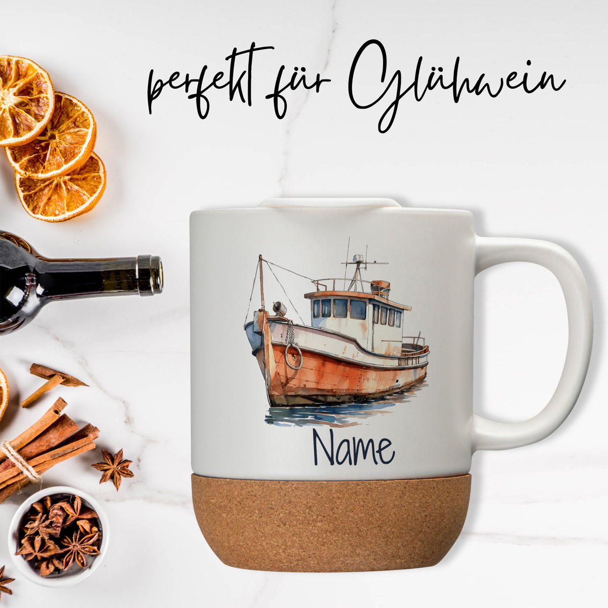 Tasse mit Boot-Motiv und Korkboden, personalisierbar.