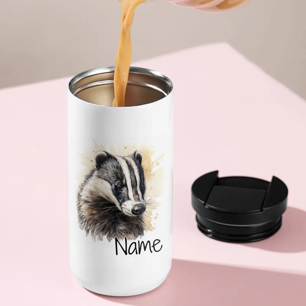 Weißer Becher mit Dachs-Motiv und personalisierbarem Namen.
