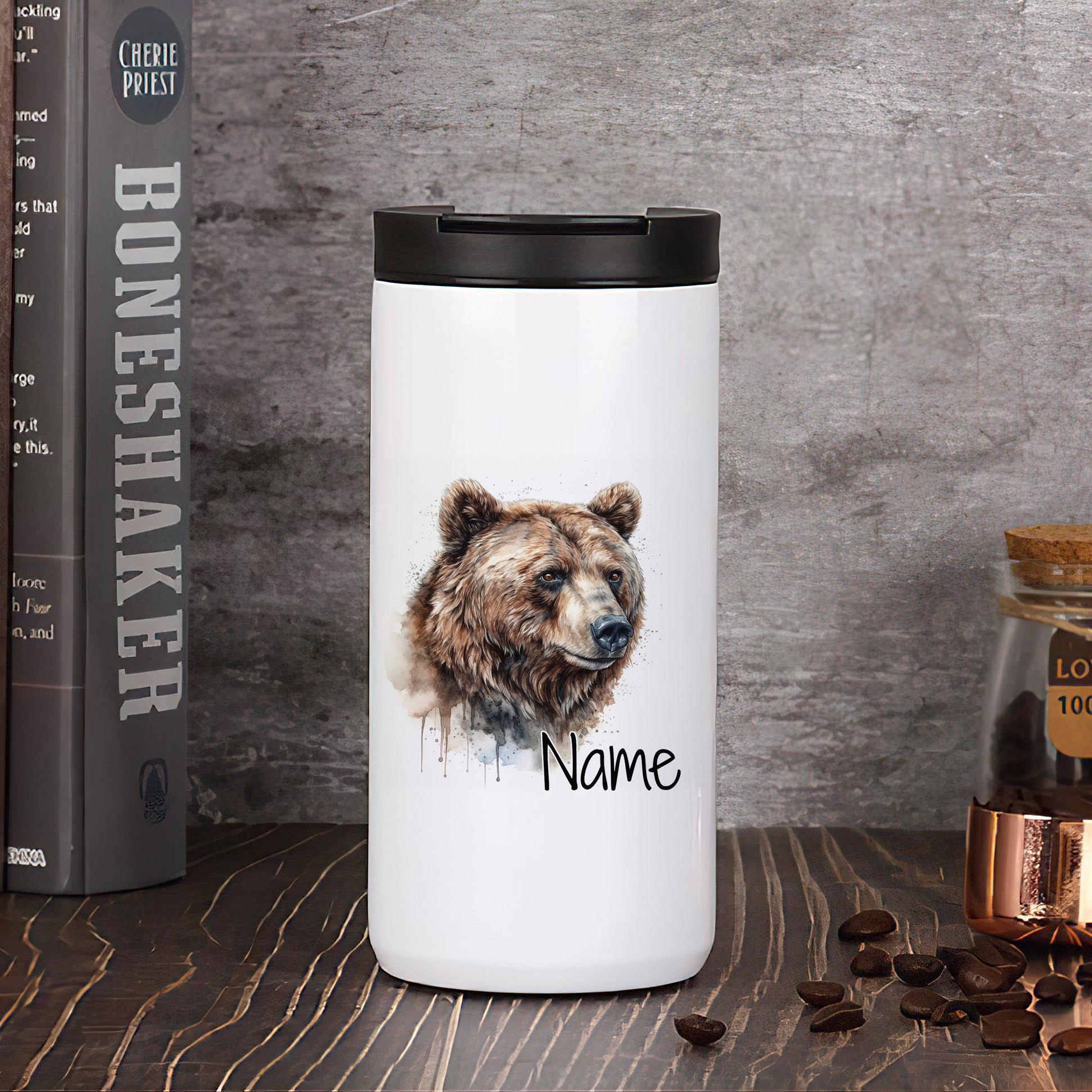 Weißer Thermobecher mit Bärenmotiv und personalisierbarem Namen.