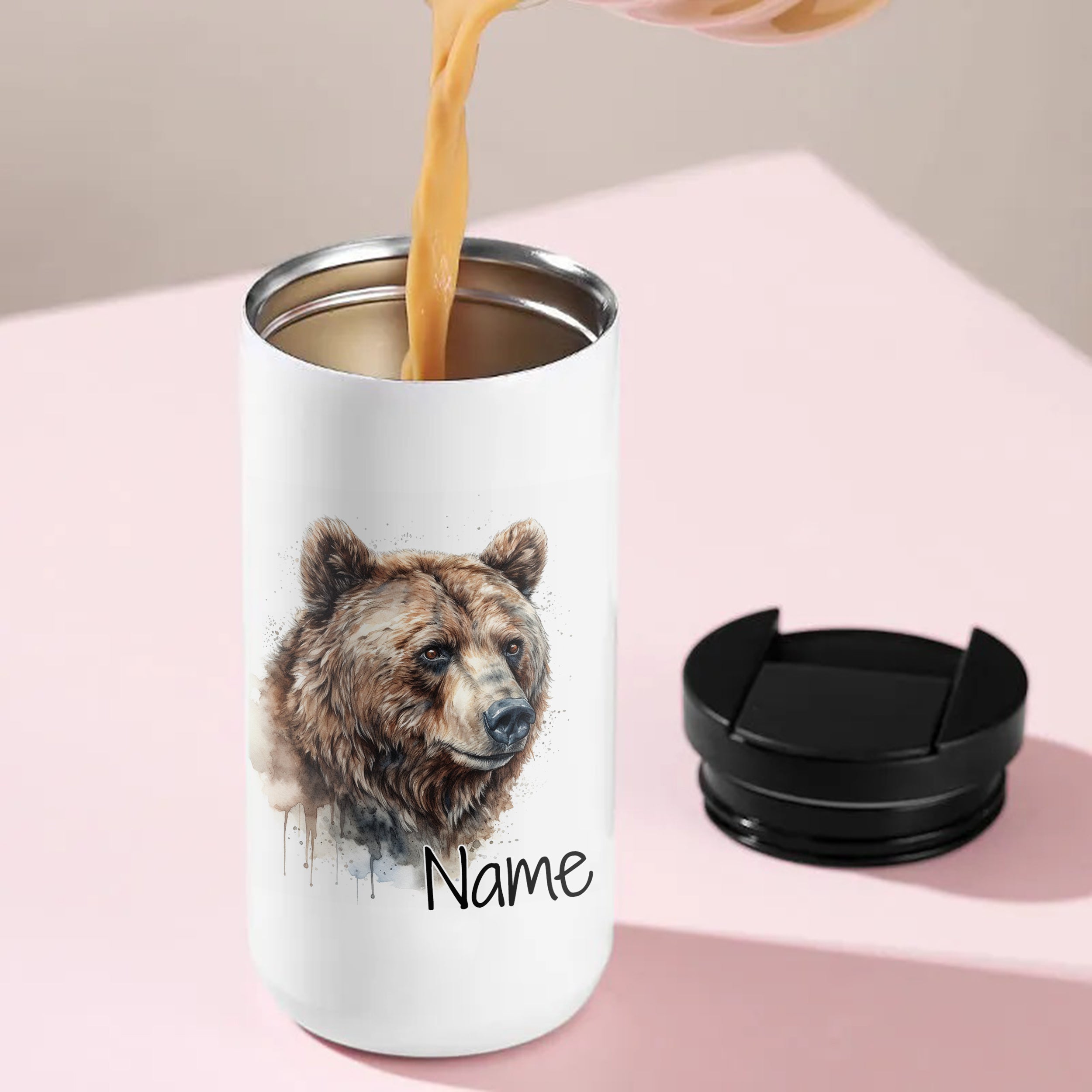 Weißer Becher mit Bärenmotiv und personalisierbarem Namen.
