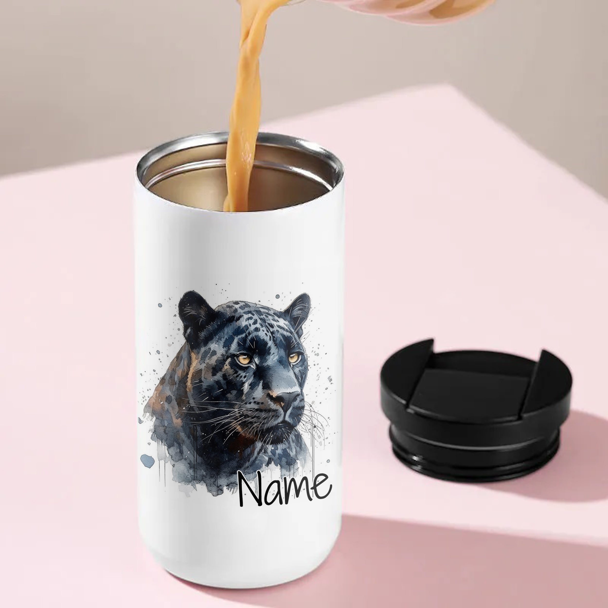 Weißer Becher mit schwarzem Panther und personalisierbarem Namen.