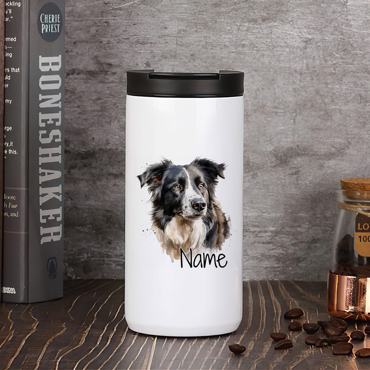 Weißer Becher mit Hundemotiv und personalisierbarem Namen.