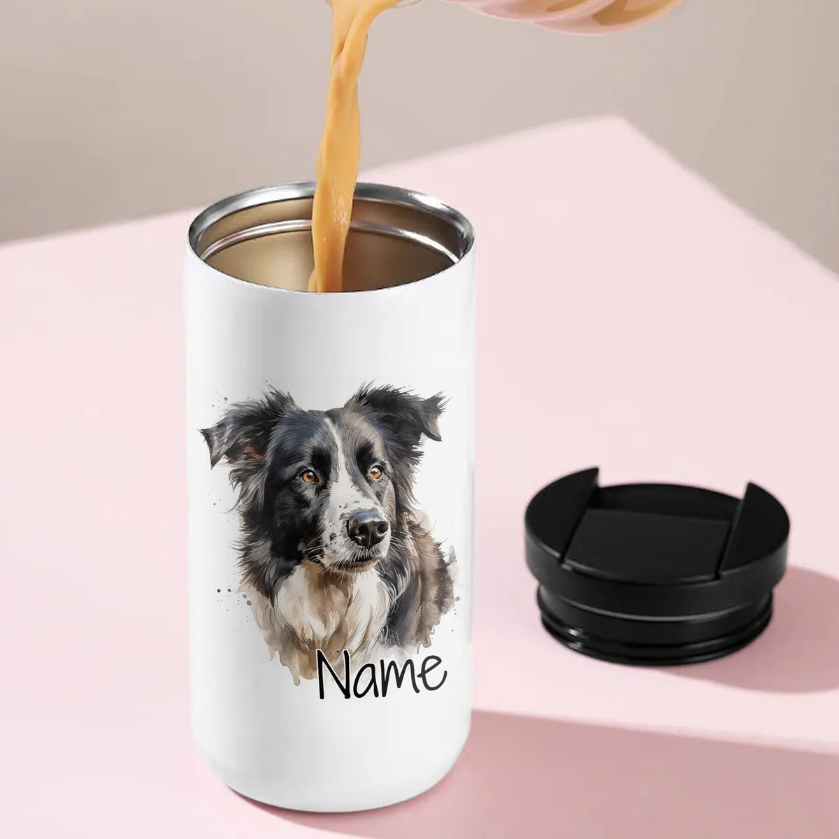 Weißer Becher mit Hundemotiv und personalisierbarem Namen.
