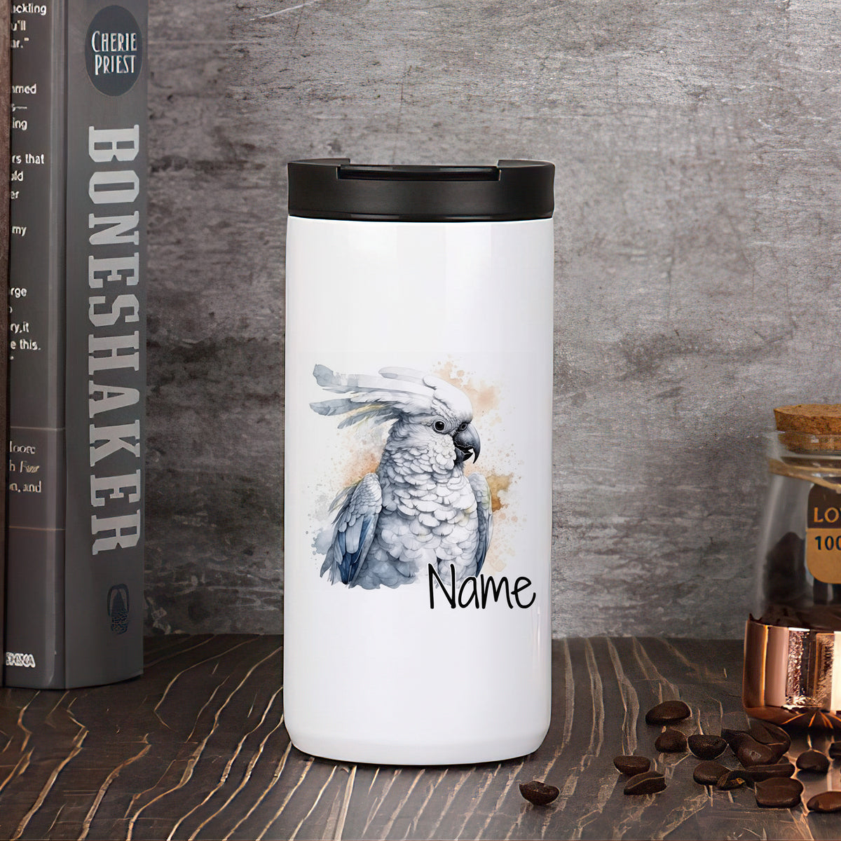 Weißer Trinkbecher mit Kakadu-Motiv und personalisierbarem Namen.