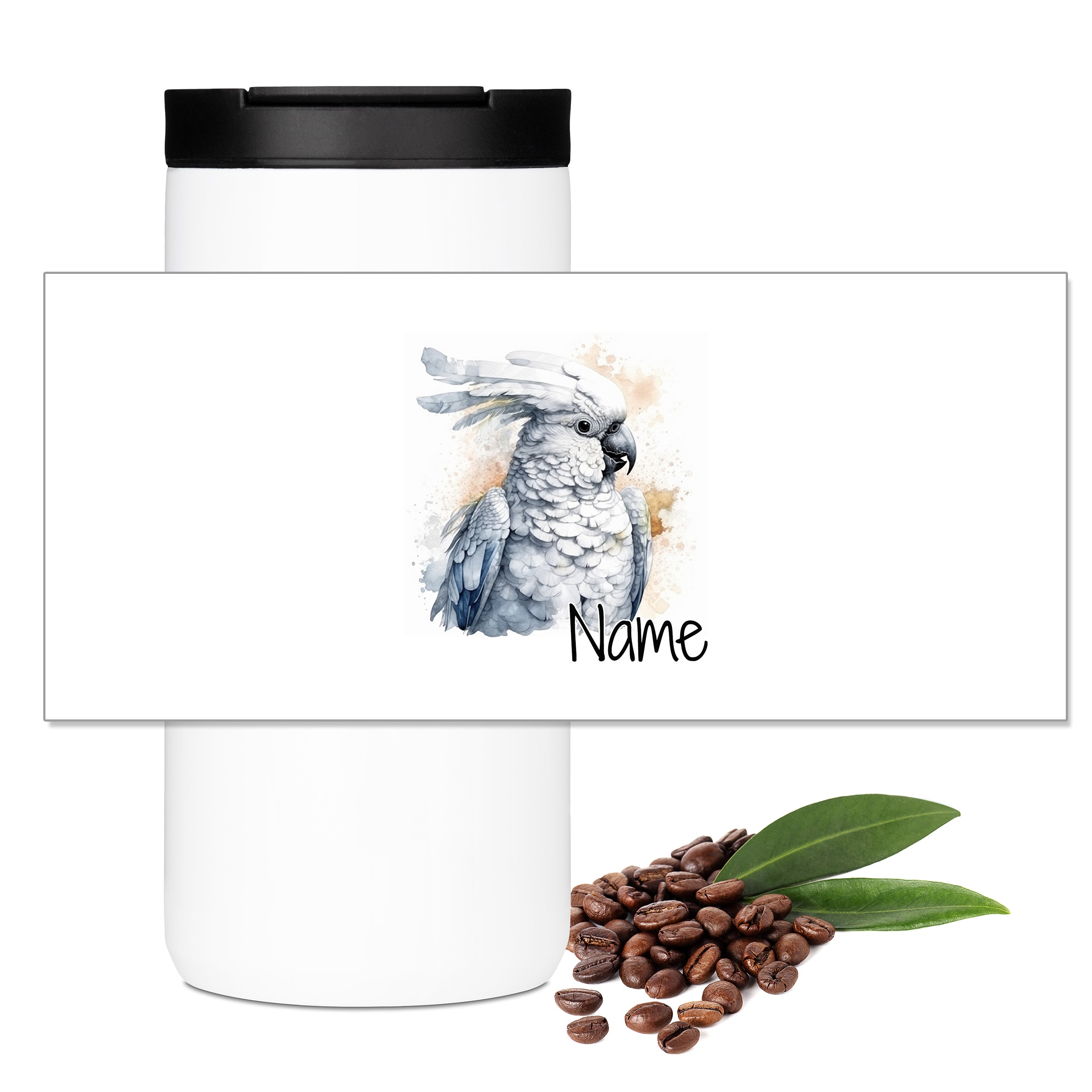 Weißer Kaffeebecher mit Kakadu-Illustration und Kaffeebohnen.