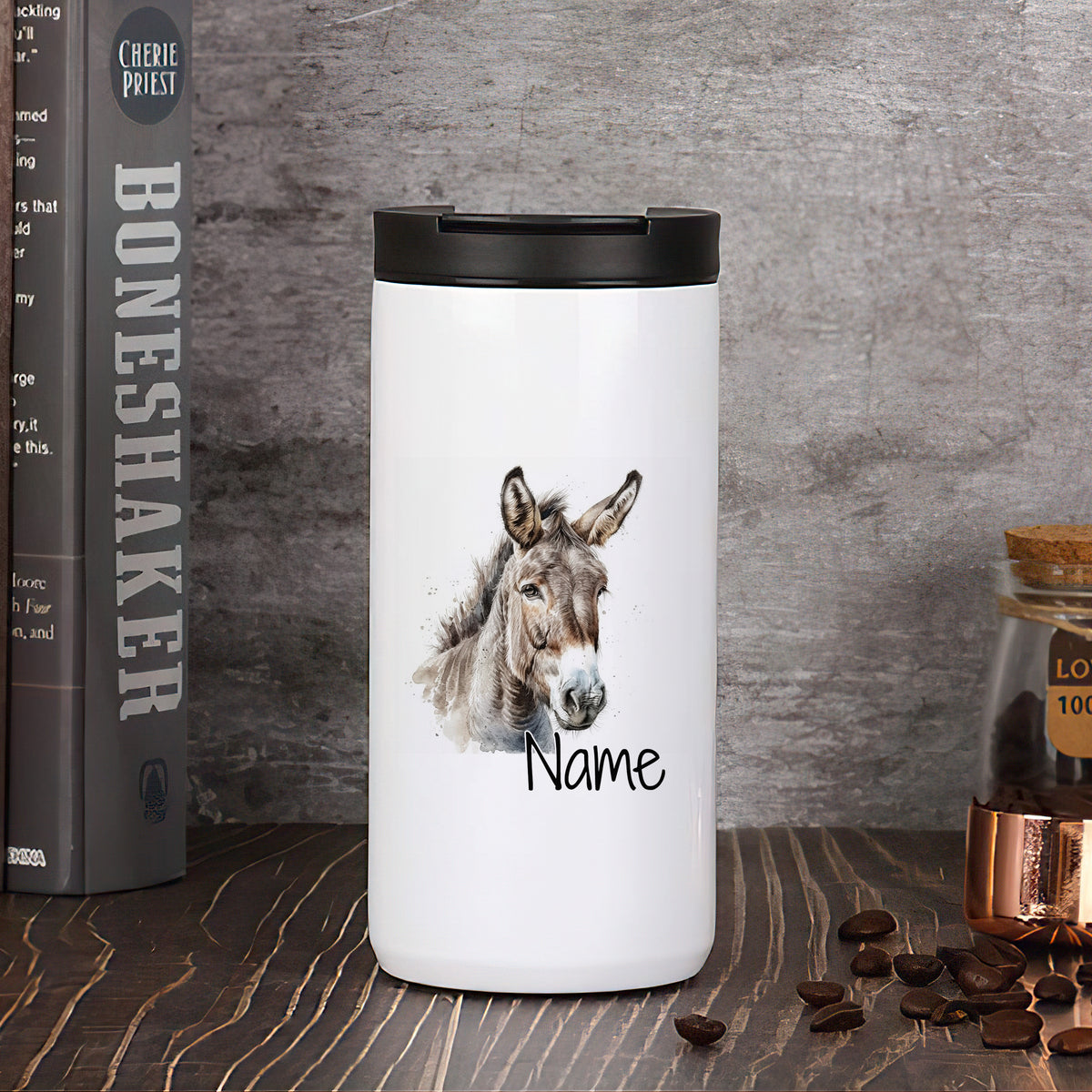 Weißer Becher mit Esel-Motiv und personalisierbarem Namen.