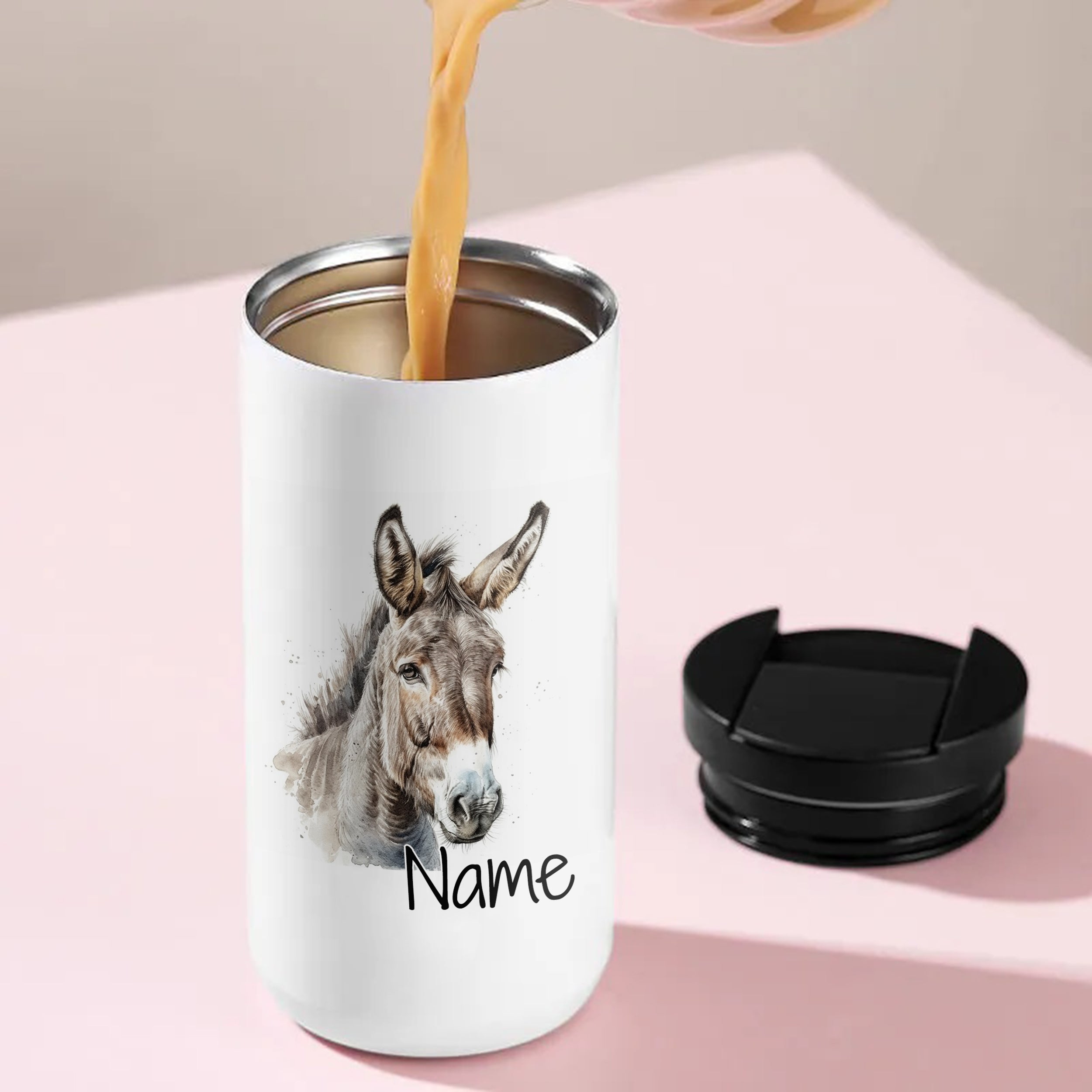 Weißer Becher mit Esel-Motiv und personalisierbarem Namen.