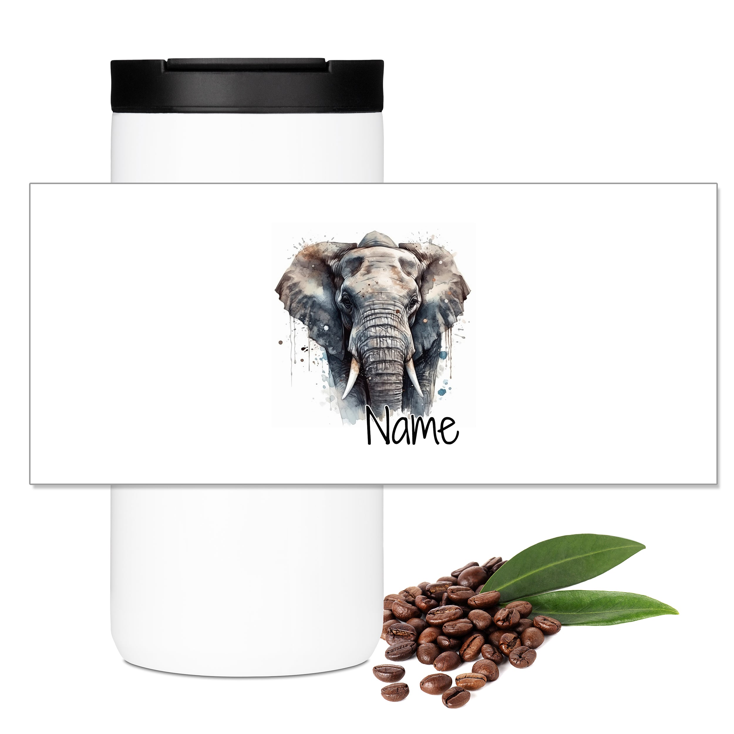 Weißer Becher mit Elefantenmotiv und Kaffeebohnen.
