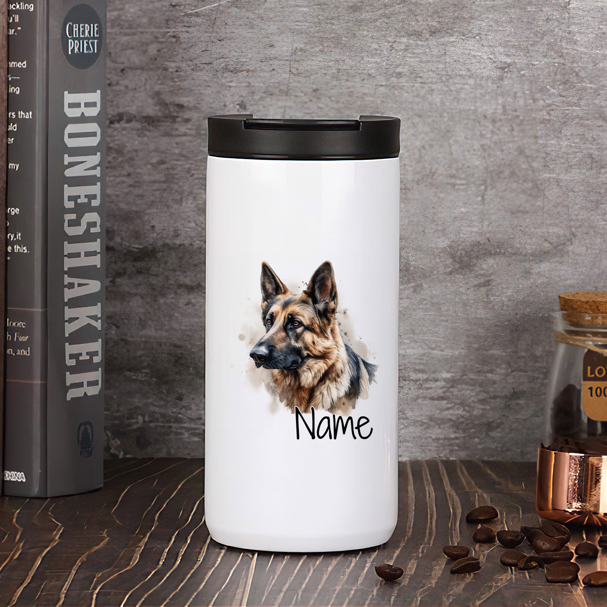 Weißer Becher mit Schäferhund-Motiv und personalisierbarem Namen.