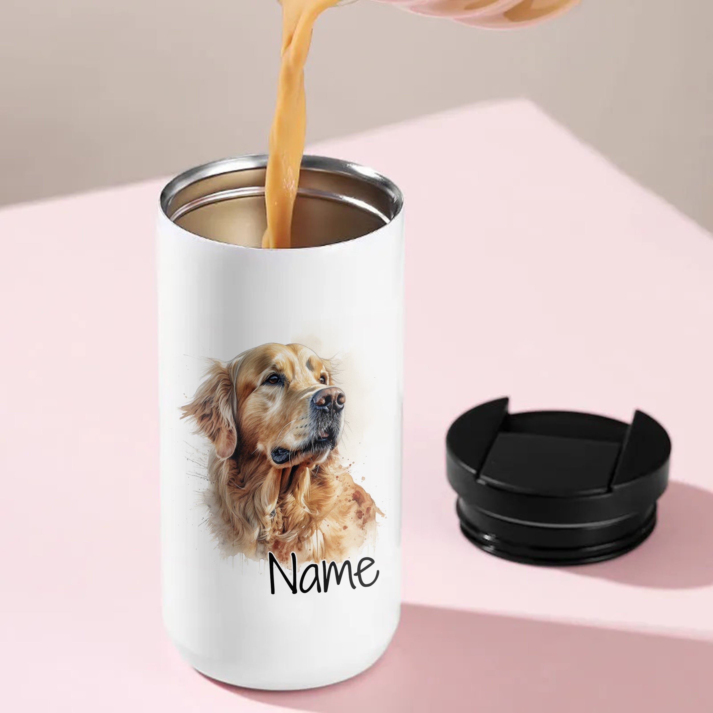Weißer Becher mit Golden Retriever und personalisierbarem Namen.