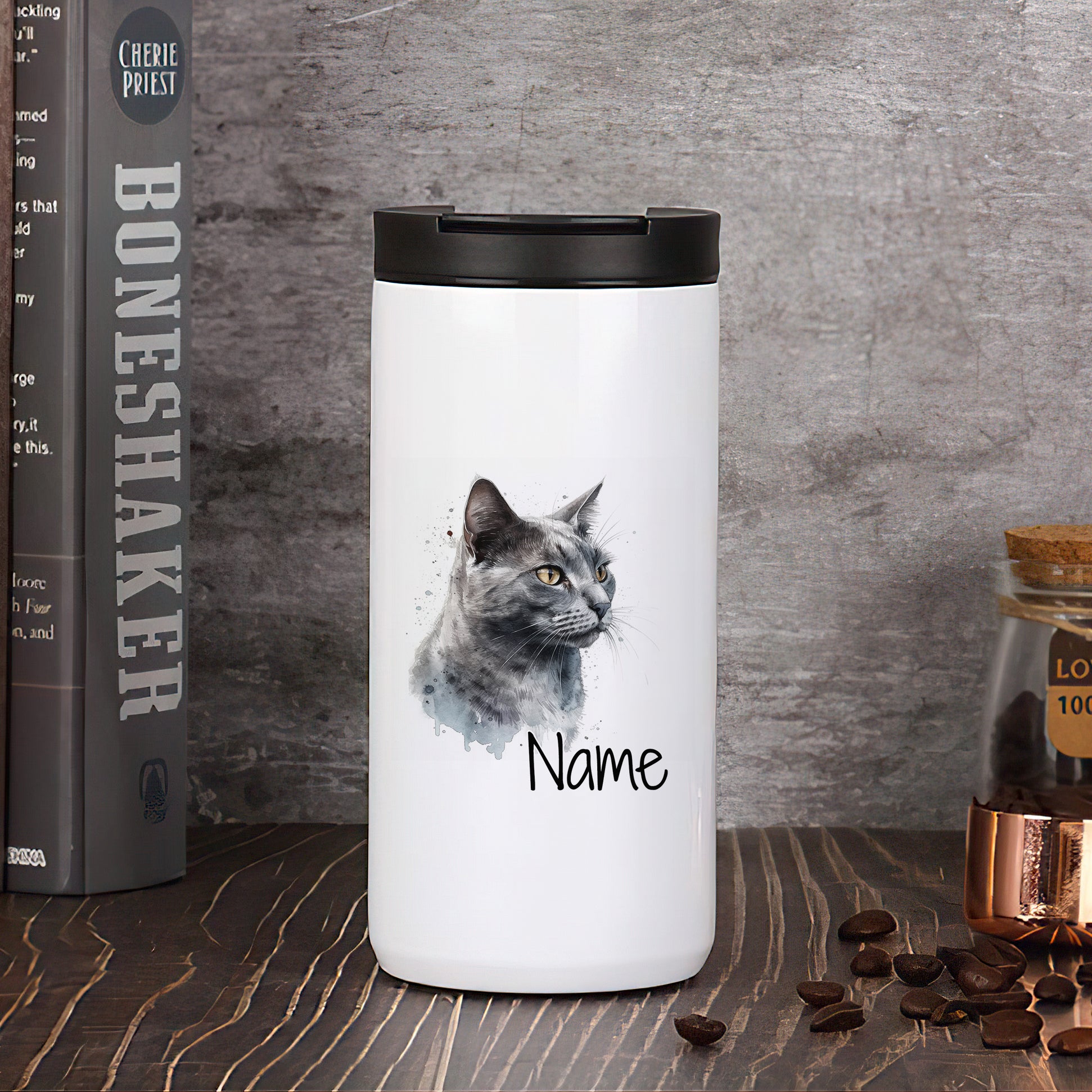 Weißer Thermobecher mit grauem Katzenmotiv und personalisierbarem Namen.