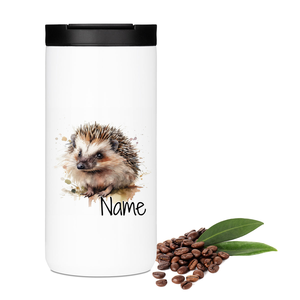Weißer Becher mit Igel-Motiv und Kaffeebohnen.
