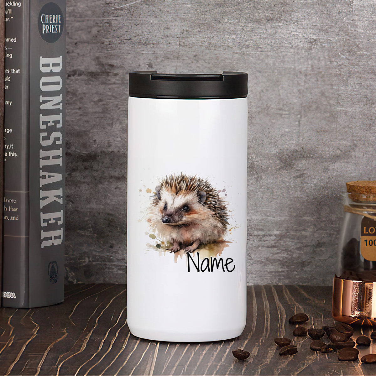 Weißer Thermobecher mit Igel-Motiv und personalisierbarem Namen.