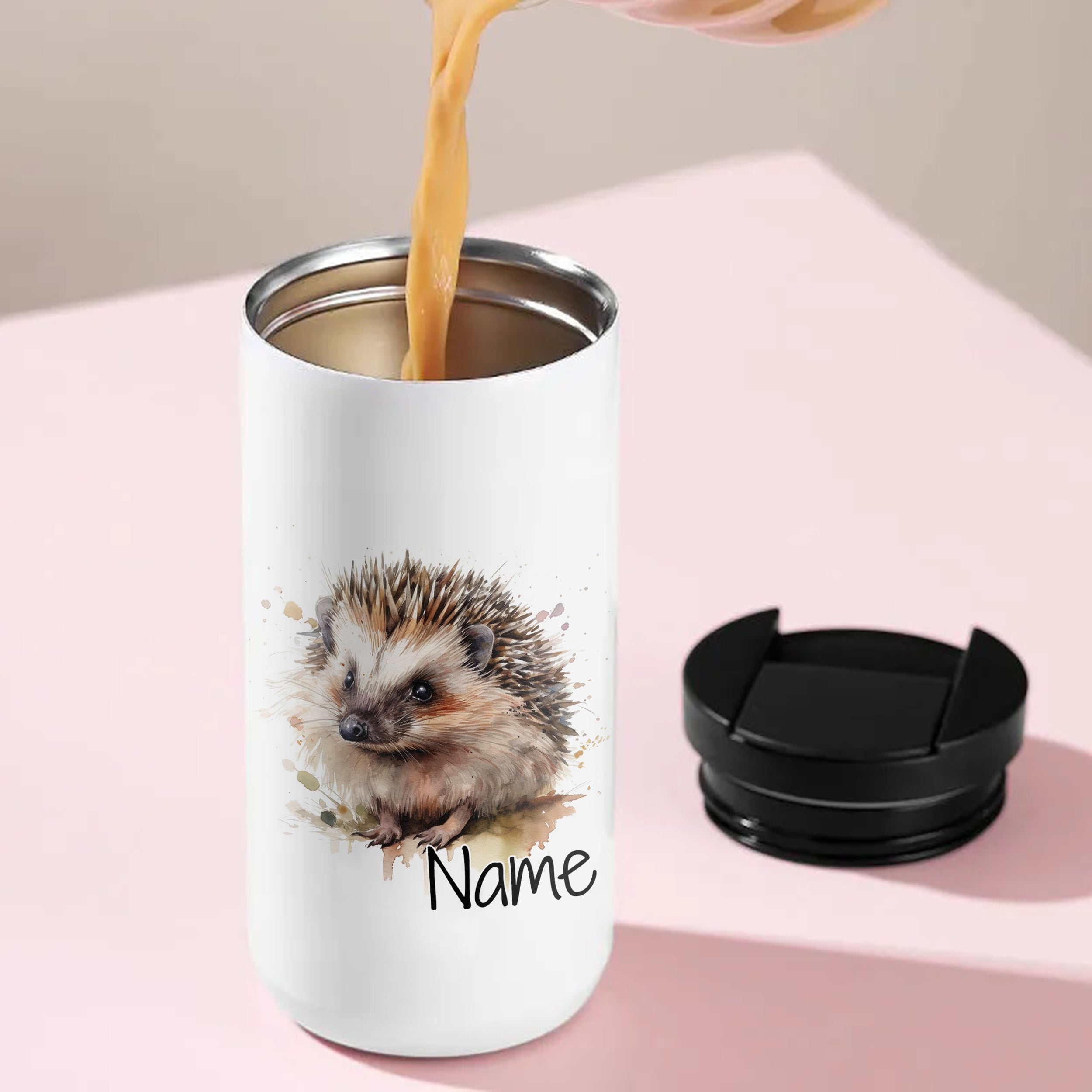 Weißer Becher mit Igel-Motiv und personalisierbarem Namen.