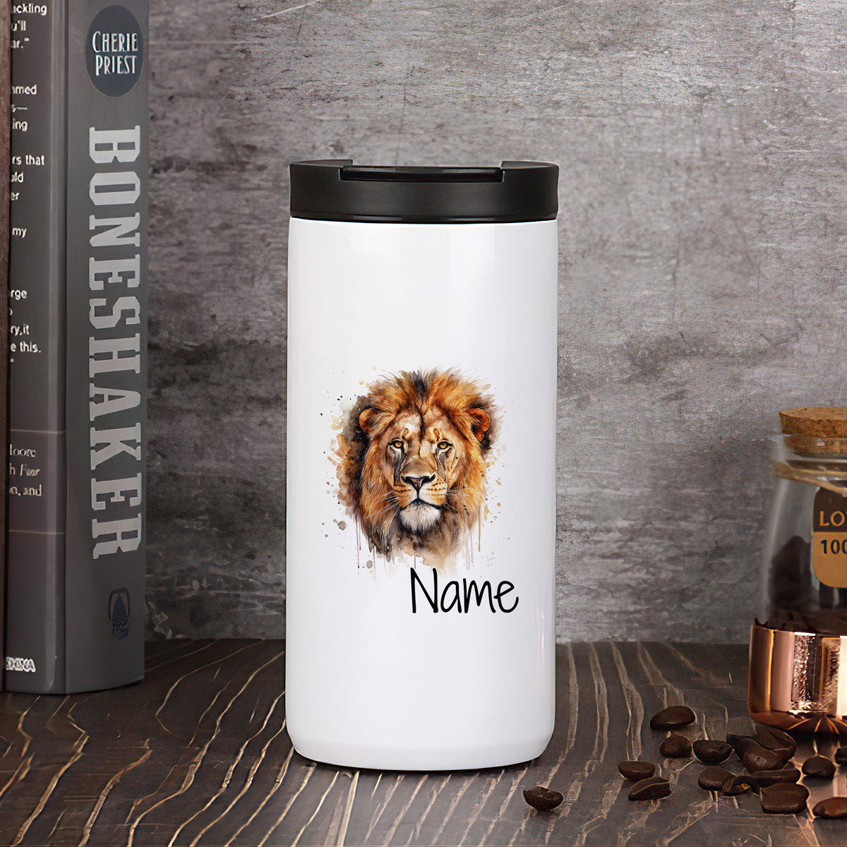 Weißer Becher mit Löwenmotiv und personalisierbarem Namen.