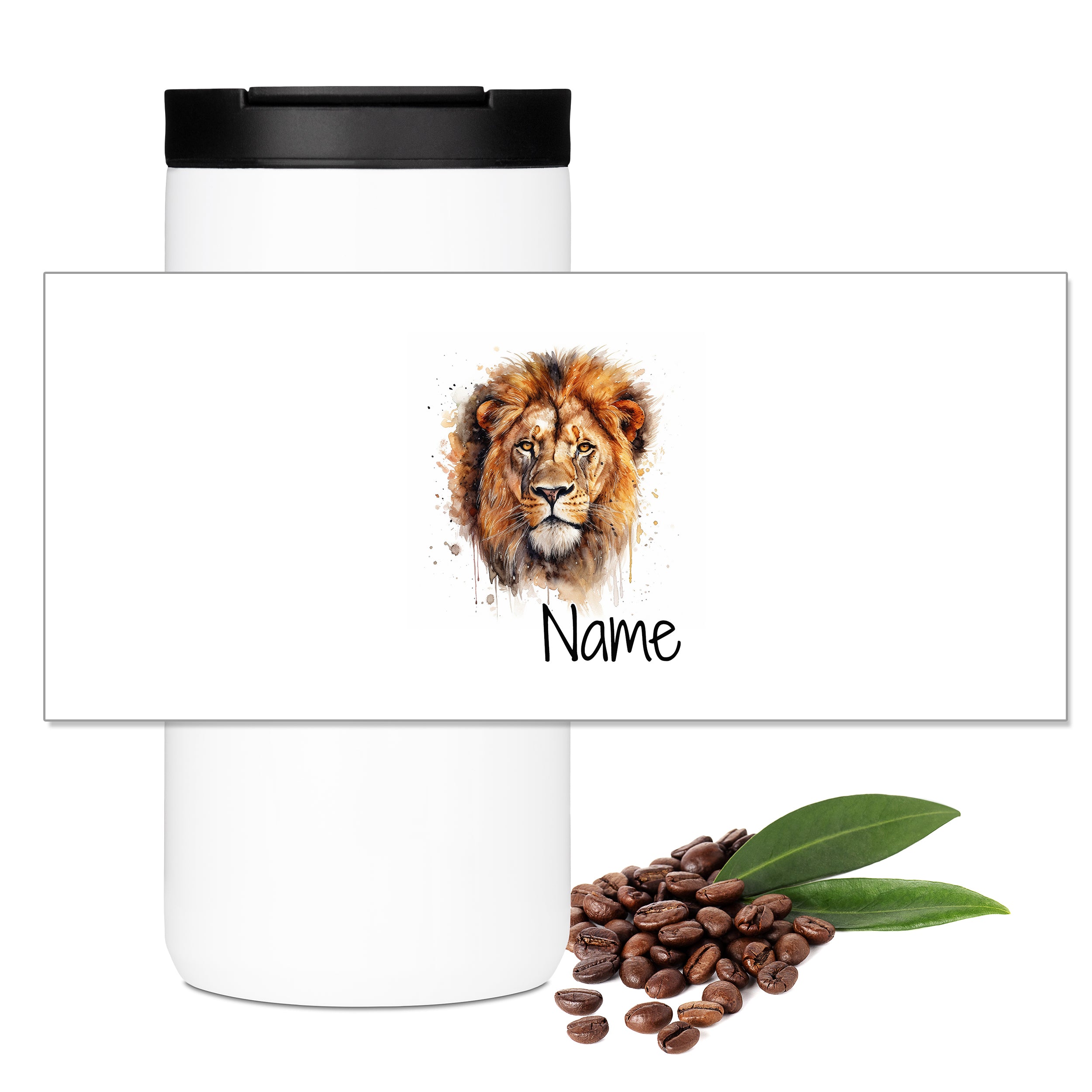 Weißer Becher mit Löwenmotiv und Kaffeebohnen.