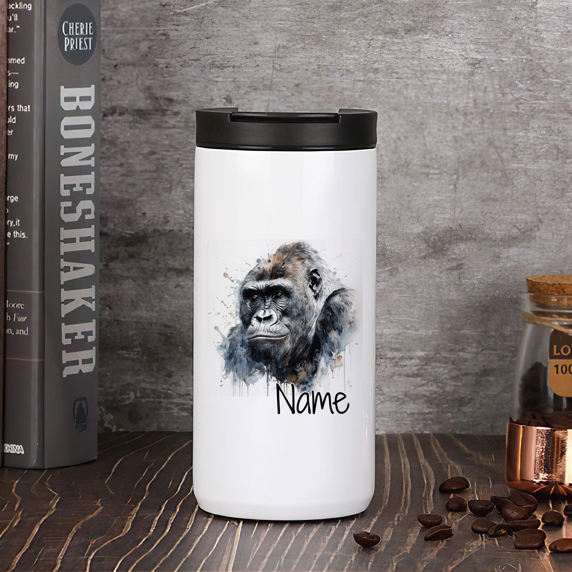 Weißer Becher mit Gorilla-Motiv und Platz für Namen.