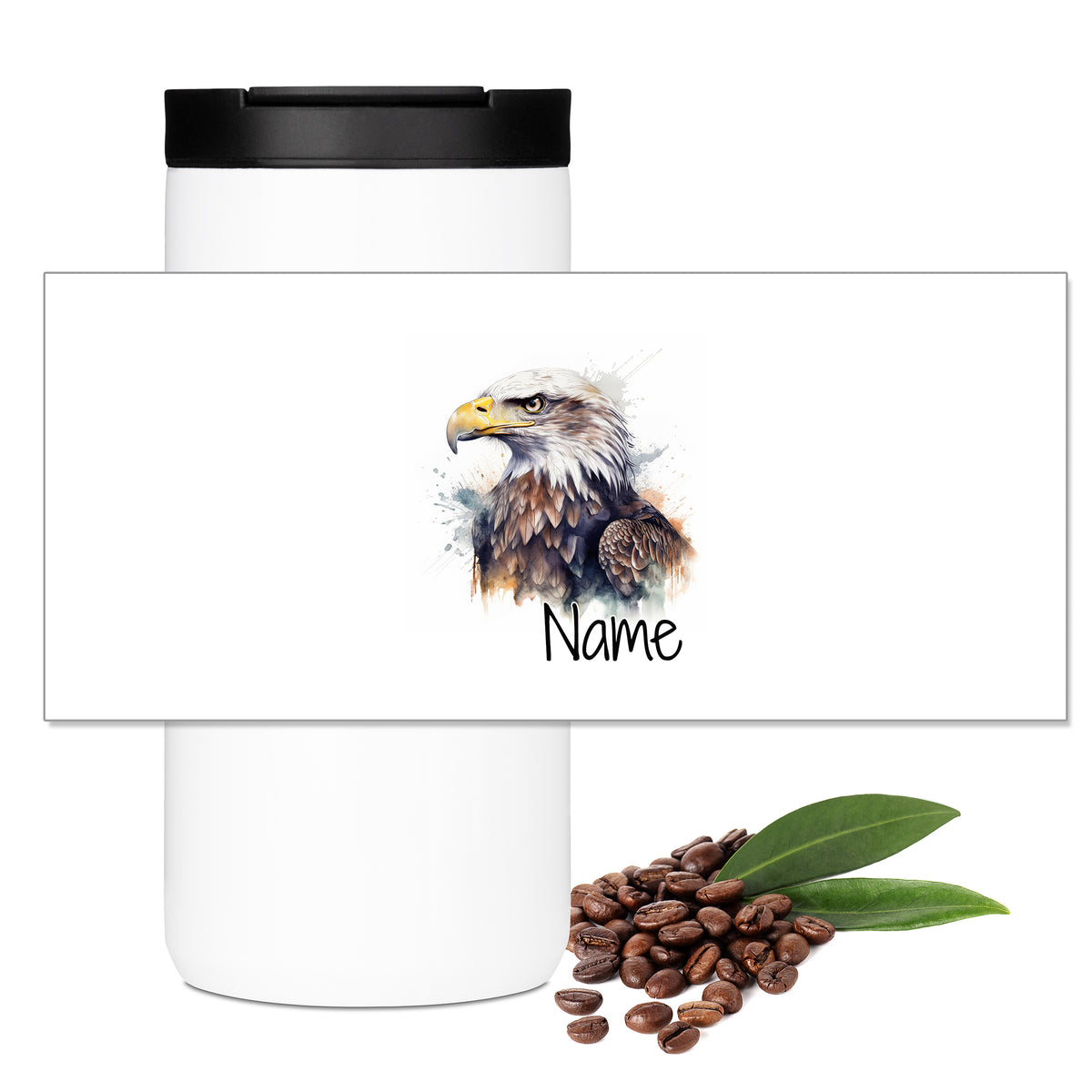 Weißer Kaffeebecher mit Adler-Motiv und Kaffeebohnen.