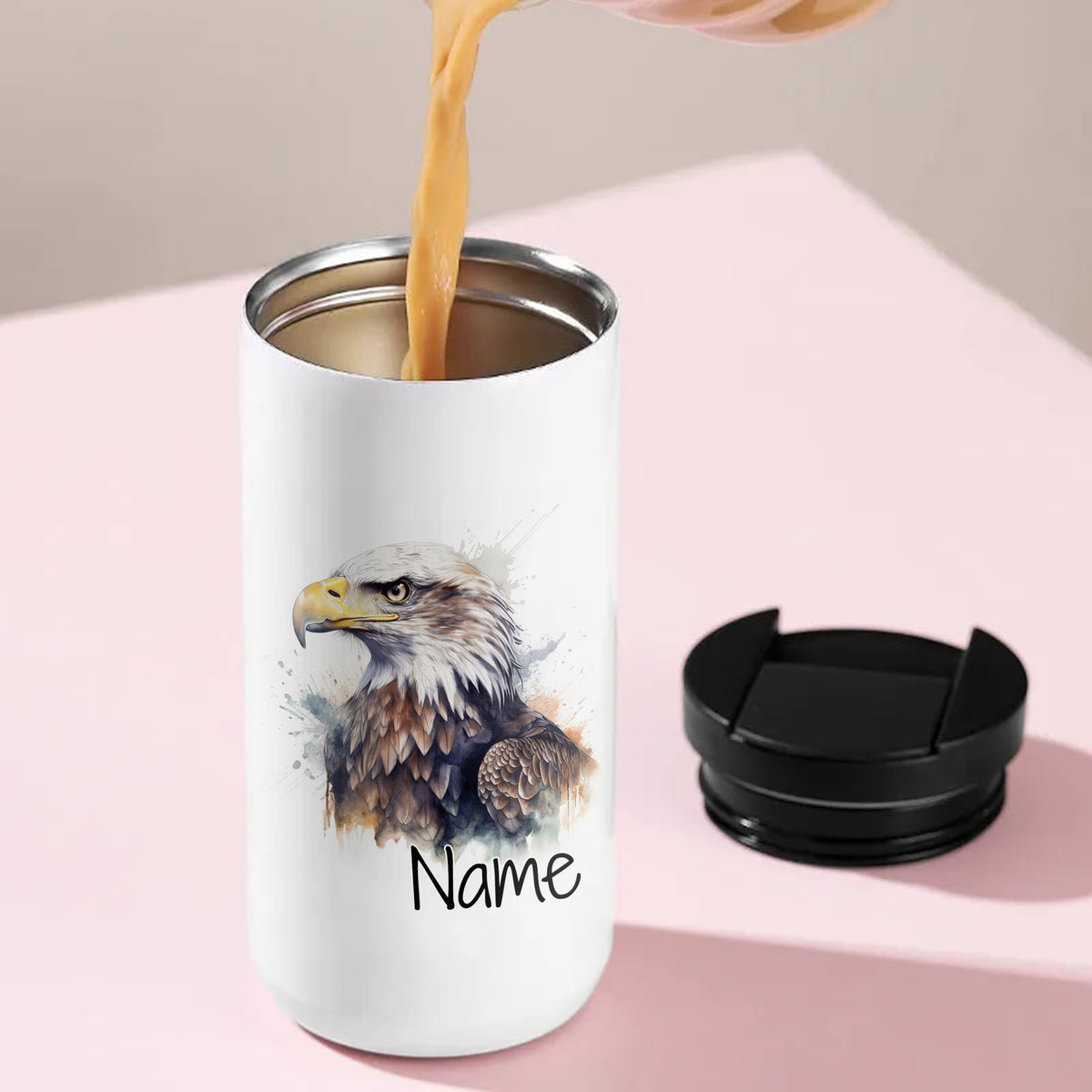 Weißer Edelstahlbecher mit Adler-Motiv und personalisierbarem Namen.