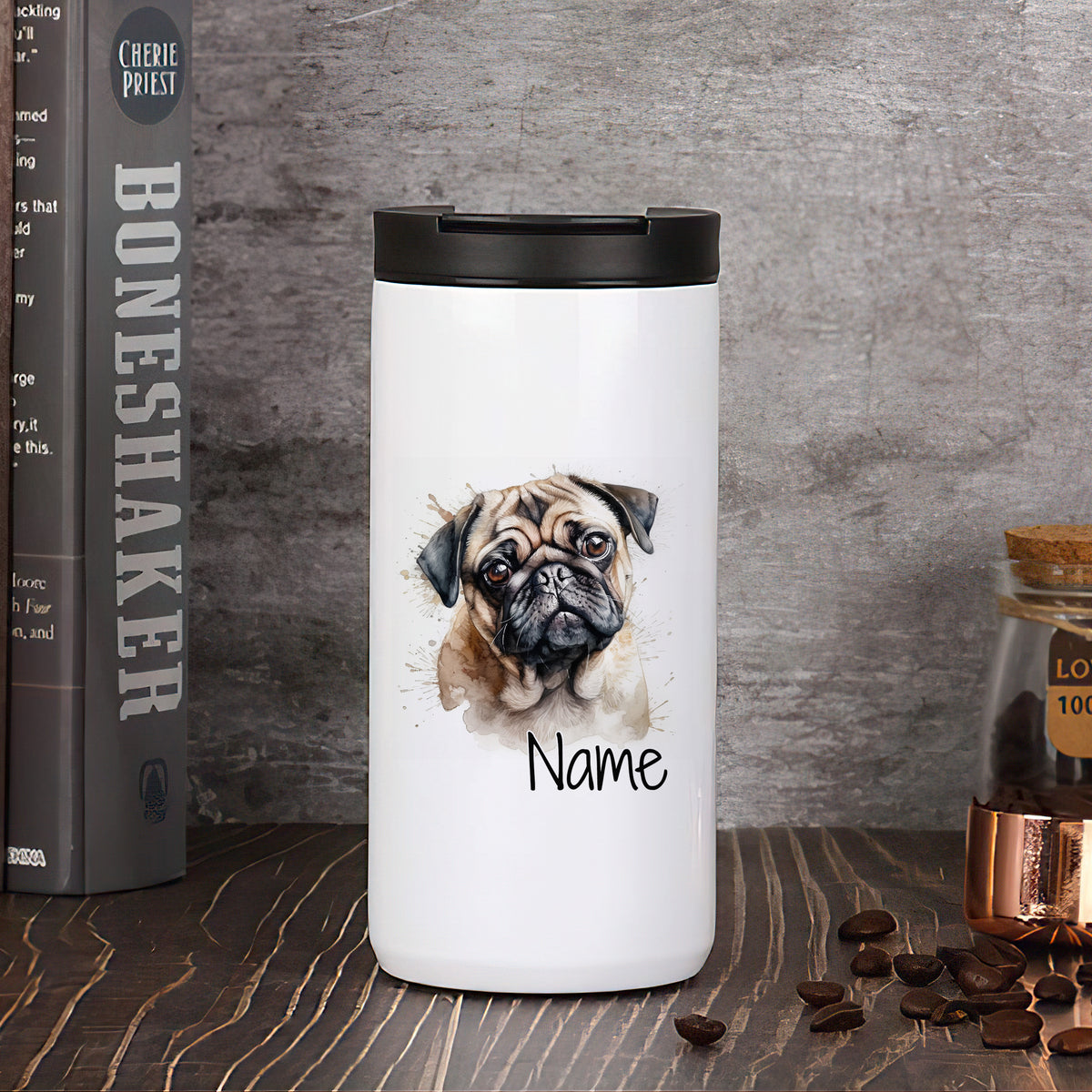 Weißer Becher mit Mops-Motiv und personalisierbarem Namen.