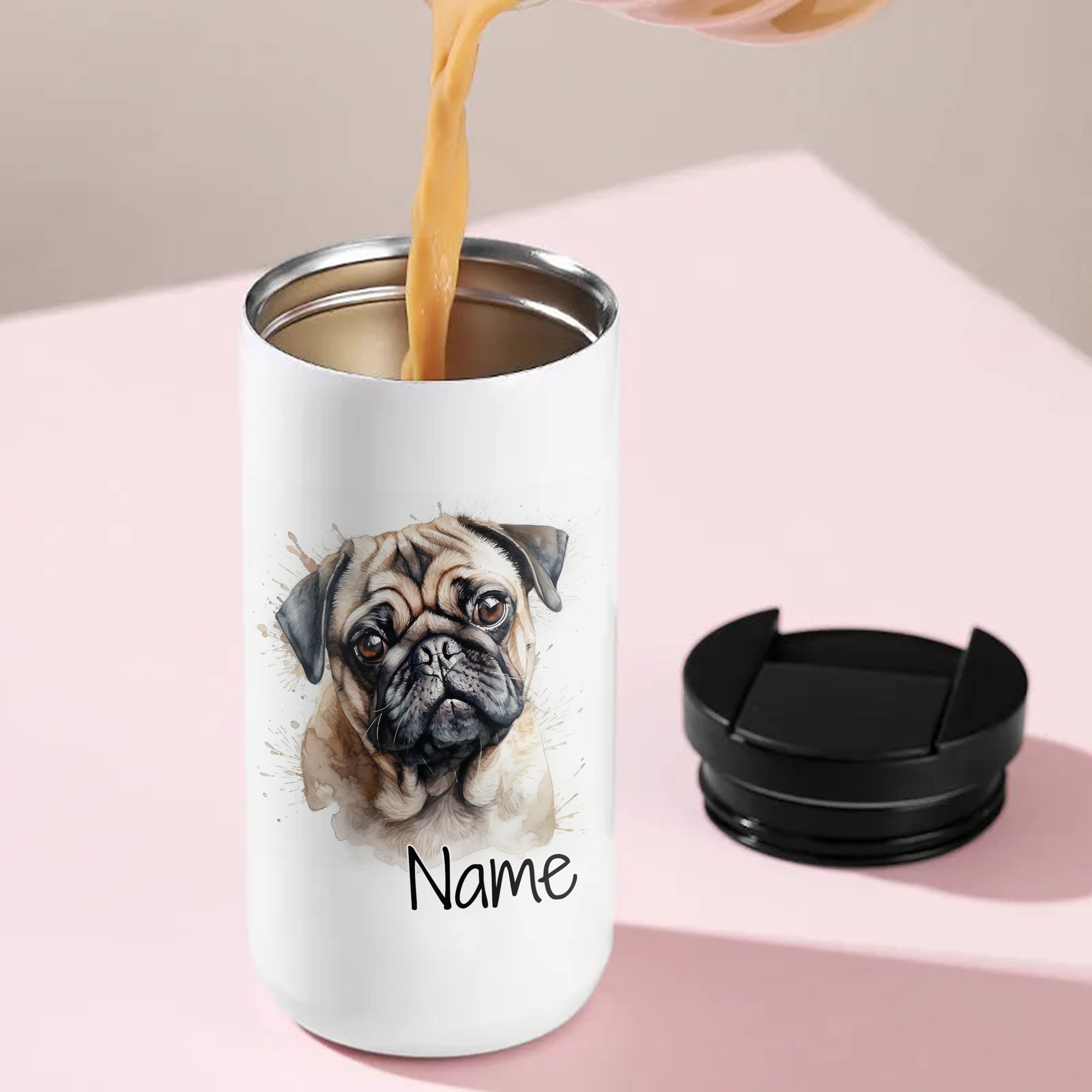 Weißer Becher mit Bulldoggen-Motiv und personalisierbarem Namen.