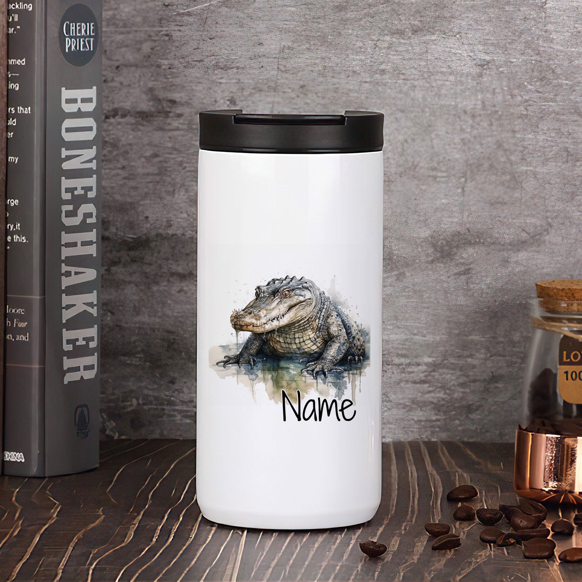 Weißer Becher mit Krokodil-Motiv und Platz für Namen.