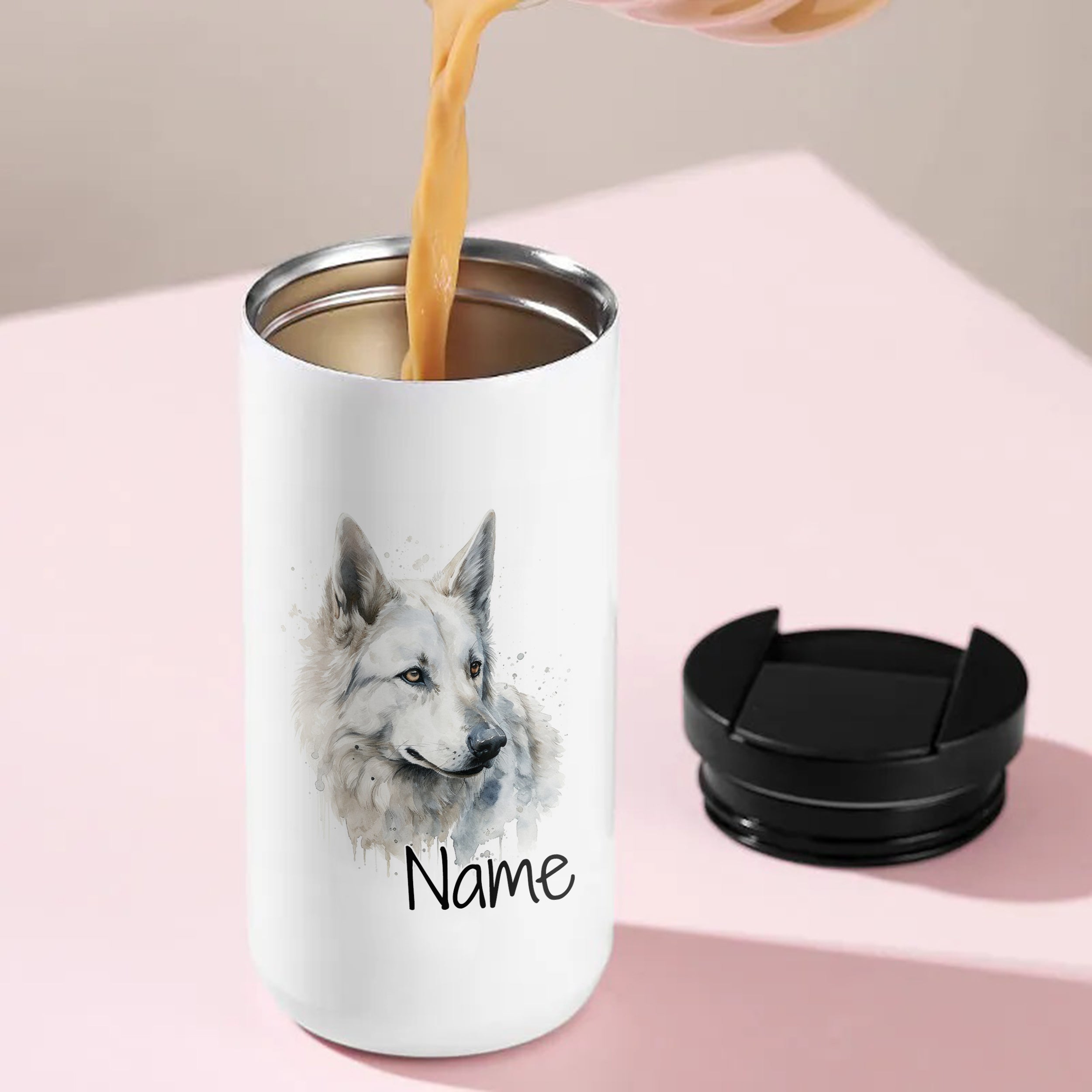 Weißer Becher mit Wolf-Motiv und personalisierbarem Namen.