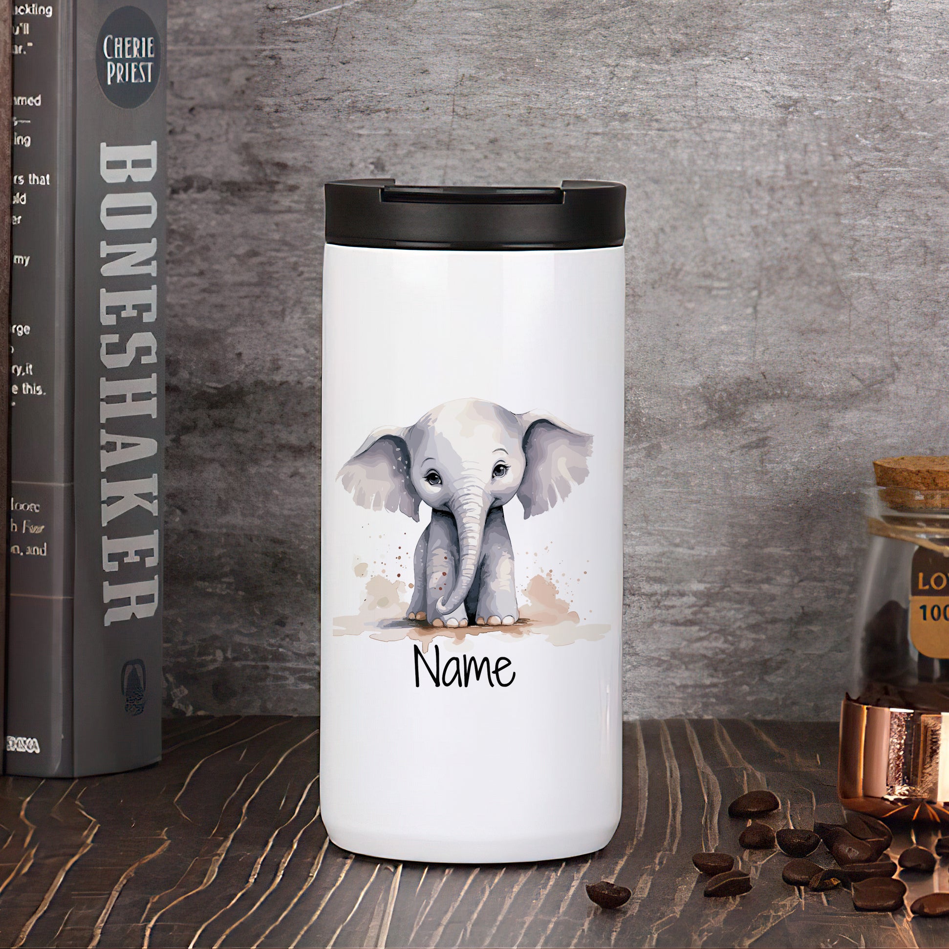 Weißer Becher mit grauem Elefanten und personalisierbarem Namen.