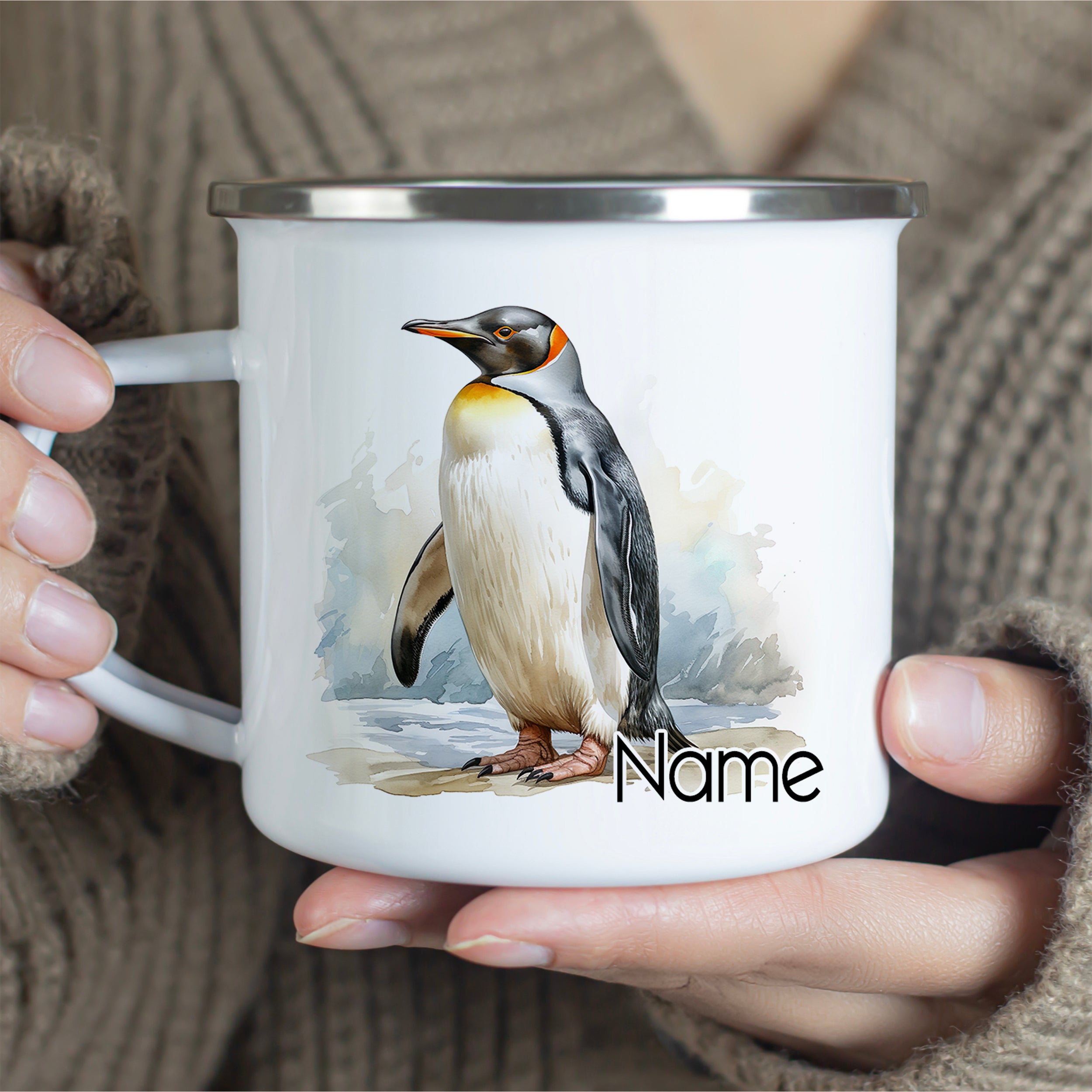 Weißer Becher mit Pinguin-Motiv und personalisierbarem Namen.