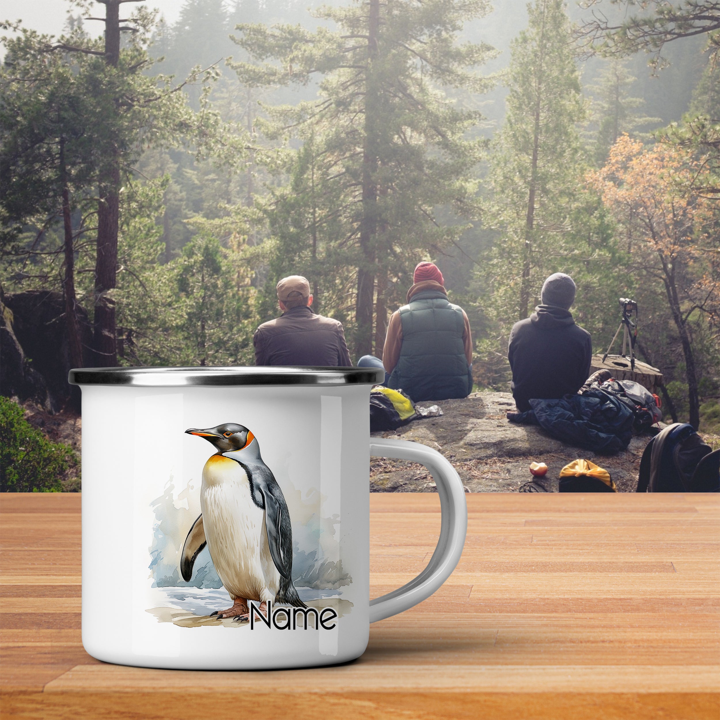 Emaille-Tasse mit Pinguin-Motiv und personalisiertem Namen.